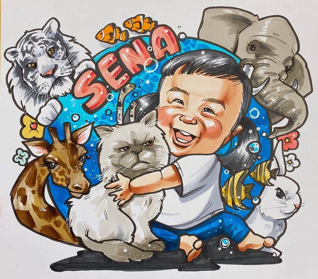 のインスタグラム：「. . 同じ方からの二枚目❤️❤️  こちらはお子様の似顔絵を😍⭐️✨  最近色々な動物に興味が出始めた娘さん😍❤️❤️✨  お子様の背後には可愛い動物たちがナイスひょっこりー🤫www  . .  ご自宅の猫ちゃん抱きしめて可愛い笑顔です😍❤️❤️❤️❤️  素敵なご依頼ありがとうございました🙇‍♀️🙇‍♀️✨⭐️  . . . .  ❌❌現在は、予約受付終了してます❌❌ 。 . . .  2020年度ご予約のお客✨ 現在75番までの方へ案内中です🌟✨💕 DMの確認いただきgmailへ返信宜しくお願い致します🙇‍♀️🌟✨✨ . . . .  次回の予約応募は、2020年のご予約分を書き終える予定の 来年春から夏頃の、、、予定です。 ※あくまでも予定なので前後します🙇‍♀️ . . . .  オーダー再開の際には 人数制限あるため必ず予約ができるわけではございません。 そのことも踏まえた上で 次回ご検討いただけると嬉しいです(^^) . . また、結婚式の使用を考えてくださる方も多いです✨  前々からお伝えしていますが、 基本的に予約順に対応しているため、 近々の納期を希望される方は、 対応できないこともあるので、 あらかじめご了承ください💦 . . . . . ※今回予約が取れた方へ※ . .  写真がまだ用意できてない、入金が遅れそうなど、状況により、順番が前後することもございます‼️ あらかじめご了承ください。 。 . . . また、芸能人、キャラクターのオーダー、パロディ風オーダーはお断りしています。  芸能人については、ご本人様に直接プレゼントなどはOKです。 . . . . . . 💰料金表は過去投稿記事みてね❤💰 . . . . . ➡️ハッシュタグ⇨ goriking117料金表2019⬅️ . . ✨✨✨✨✨✨✨✨✨✨✨✨✨✨✨✨ @by.goriking のアカウントでは、 過去書かせて頂いたお客様方からの、 似顔絵のその後のお写真をいただき、 投稿しております^ - ^❤️❤️ 玄関に飾ってある似顔絵、 渡した瞬間のお写真、 ご本人とのお写真などなど💕 いろんな場面でのお写真お待ちしております^ - ^✨⭐️ . . . .  #似顔絵#pencildrawing#drawing#pencil#illust#painting#art#artwork#絵描きさんと繋がりたい#似顔絵師#gorikingの似顔絵屋さん#仲良し家族#愛娘#娘#animals#動物#animal#動物イラスト#動物好きな人と繋がりたい#赤ちゃん#animalart#pet#kids#kids_japan##comicart#anime#animeart#comicartist#animejapan」