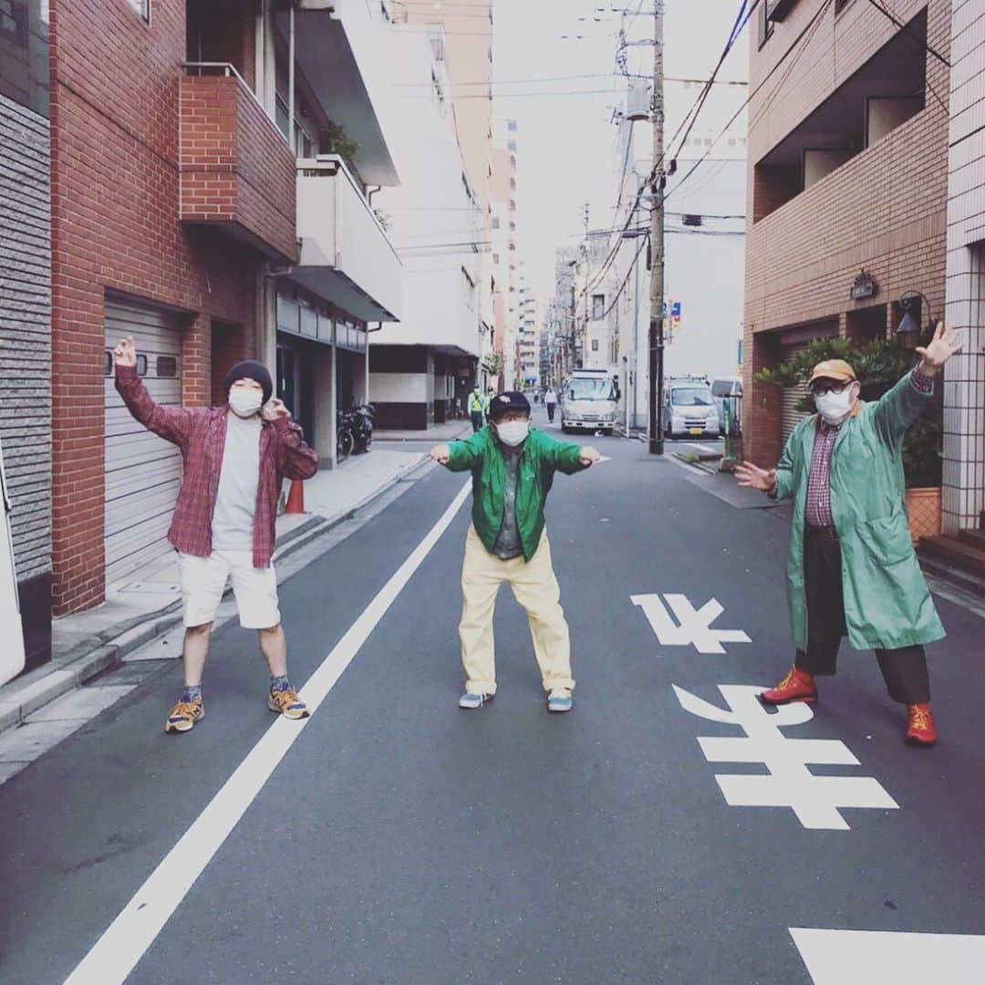 山口隆のインスタグラム：「会うと嬉しい気持ちになる人たちと会ってきました。 つかもとさんと池ちゃん先輩。  #レキシ池ちゃん先輩 #thethreerobbersつかもとさん」