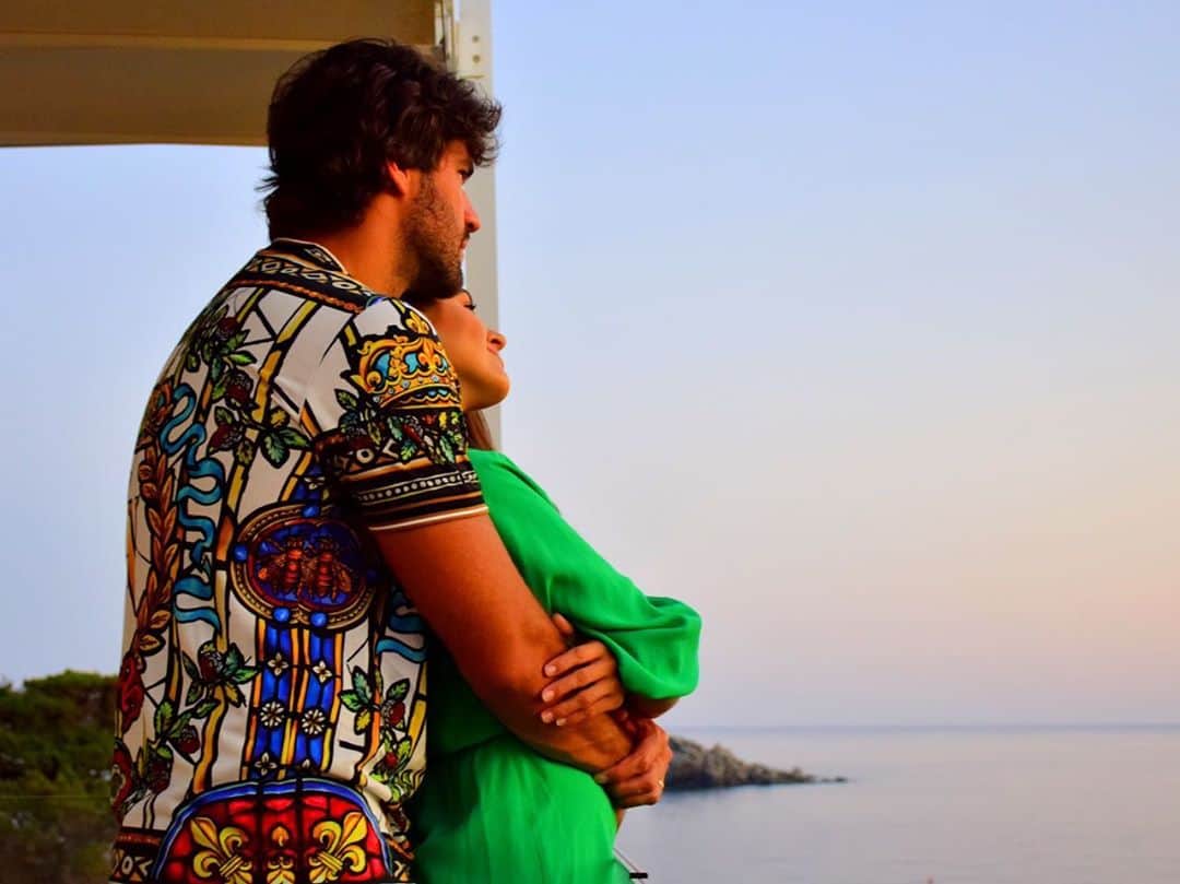 のインスタグラム：「Hoje é o dia da minha pessoa preferida no mundo todo! @alissonbecker Já comemoramos muitas vezes essa data, mas a cada ano tem se tornado mais especial pelo que tenho visto Deus fazer na tua vida e através dela e, consequentemente, a cada ano fica mais difícil expressar tudo o que eu sinto e o quanto te admiro. Só queria dizer que te amo, amo teu coração humilde e generoso, amo a maneira como tu vive, comunica e ama a palavra de Deus, amo o marido, pai, filho, irmão, amigo e o profissional que tu és. Desejo que o Senhor continue derramando amor, graça capacitadora e sabedoria sobre a tua vida, pra que tu possas ser tudo o que Ele te criou pra ser, que Ele continue sendo o centro da tua vida, a rocha da nossa casa, que a benção e o favor Dele estejam sobre ti. Teu valor é inestimável. Sou imensamente grata a Deus pela tua vida, por todos recomeços, por todas construções e mudanças, por todas conquistas, por todos frutos, por tudo que Deus já fez e por tudo que Ele ainda fará! Te amo muito! Feliz aniversário ❤️ @alissonbecker」