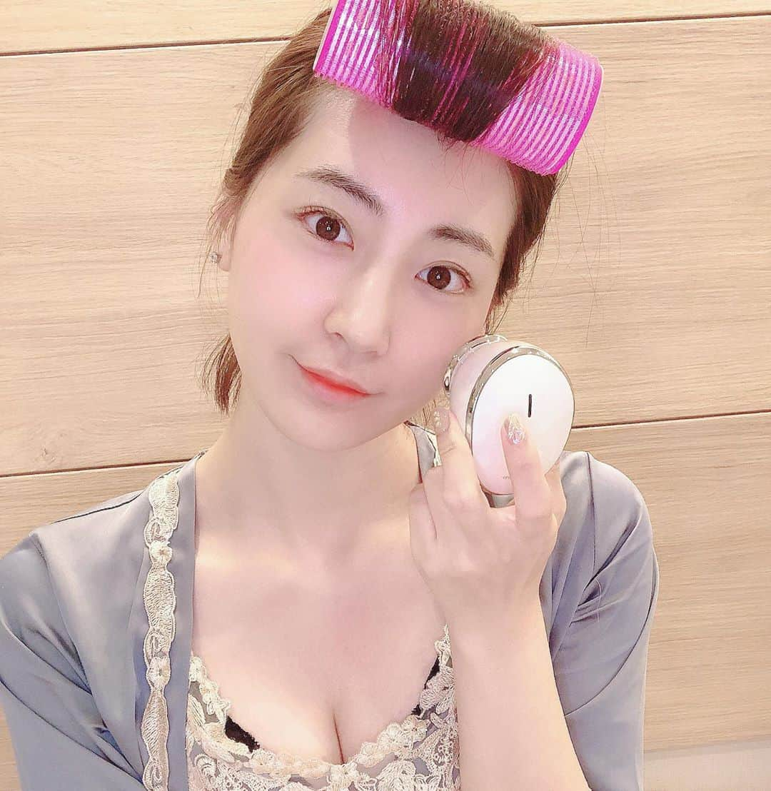 伊藤愛梨さんのインスタグラム写真 - (伊藤愛梨Instagram)「毛穴の汚れが気になっていたので﻿ Amazonとか楽天とかたくさん見た中でbeapro09にしてみました！ ﻿ 普段の洗顔では落としにくい汚れを振動＆シリコンブラシで浮き上がらせしっかり落としてくれて﻿ 温熱ケアと高速パッティング機能がついていて一度に3役でかなり使えます…！﻿ こんなにいいのあるならもっと早いうちから出会いたかった！！ @taiga_press  ﻿ ﻿ ﻿ ﻿ ﻿ #ビープロ #beapro #美顔器 #電動洗顔ブラシ #クレンジング #コードレス #洗顔ブラシ #スキンケア #pr #トリドリベース」10月2日 20時06分 - ilovely1007_