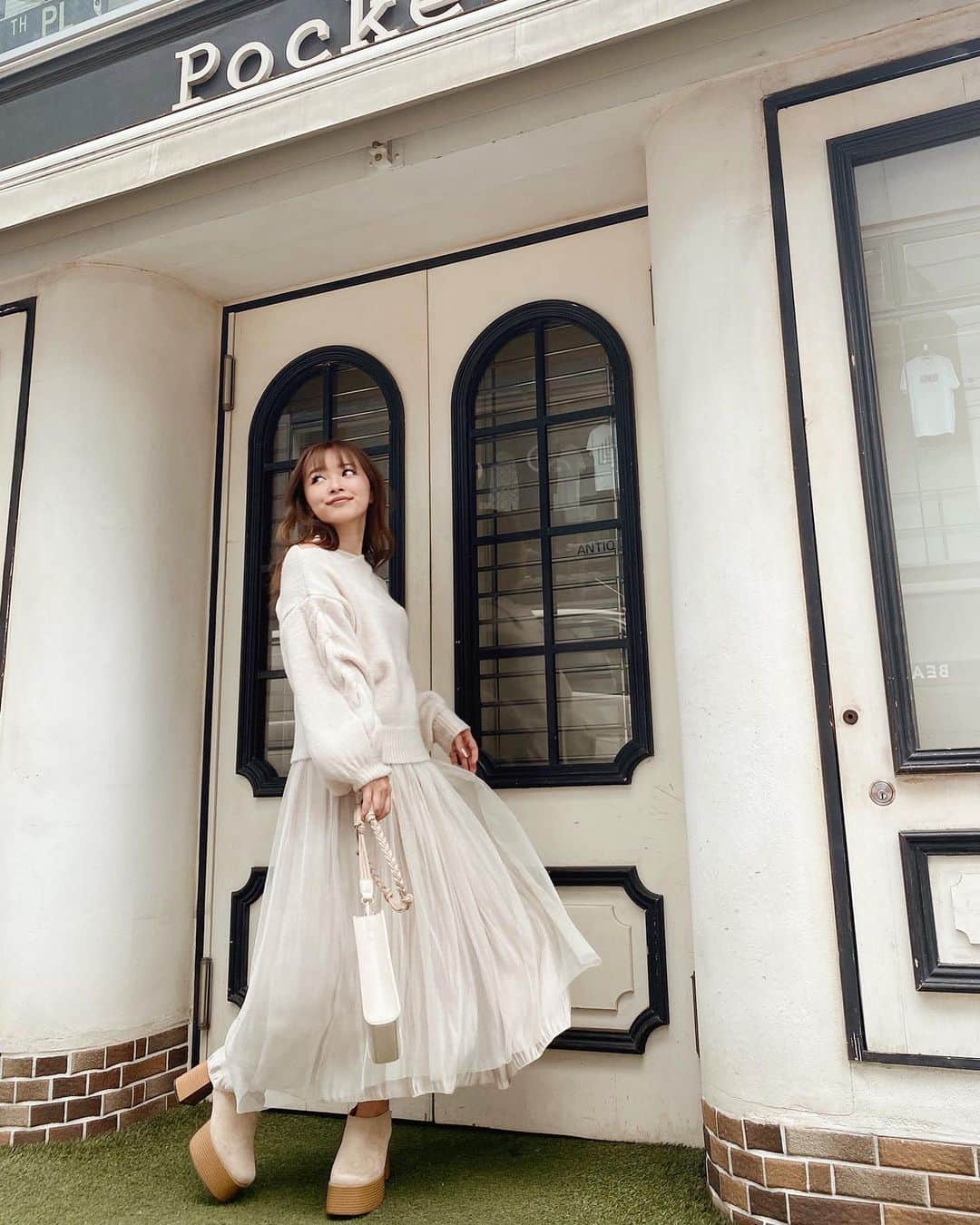 村崎英絵のインスタグラム：「10月になったぁ！かなり長文です🙇‍♀️話し止まらなくて😢思ったことをばーっと書いたから『🤷‍♀️？』にさせてしまったらごめんなさい🙏 あと勝手に残り2ヶ月カウントダウンしてます！ お店に行く日を投稿やストーリーで告知できずにすみません。 DMで直接連絡を取れた方だけに伝えています🙏 お店に来てくださったのに会えなかった方 来てくださってありがとうございます🥺💗 いつもお店のスタッフからちゃんと教えてもらっていますよ♡ また、会いに来てくださったら嬉しいです！ DMお待ちしています😊💕  ㅤㅤㅤㅤㅤ ㅤㅤㅤㅤㅤ 私… 出会いは本当に奇跡だとずっと思ってて この時間に、このタイミングでここで出会うって すごい事だなぁって 出会った人、1人1人に対して思う事、経験があって 私の何かが変わる事もあって 本当にいろんな気持ちになる 100人に出会ったら100回何かしらを 教えてもらっている気がする ㅤㅤㅤㅤㅤ ㅤㅤㅤㅤㅤ  たくさんの人に出会って今の私があるって よく言うのは、こうゆうことなのかなぁ？🤔 ㅤㅤㅤㅤㅤ  逆に私は何を伝えられるんだろう？… ㅤㅤㅤㅤㅤ  とか…いろいろ考えてたらキリがない🤷‍♀️ あと2ヶ月だから人生には限りがあるから 伝えられるうちにみんなに会ってたくさん伝えよう💗💗 ㅤㅤㅤㅤㅤ  私はいつも人生には限りがあるって言う言葉に 焦らされてる笑🏃‍♀️💨 ㅤㅤㅤㅤㅤ 10月は 『あなたに出会ってこんな事を思いました！ありがとうございます♡』を お店に行った時にお客様に伝えよう！ 109のみんなにも伝えようかなぁ♡ …とかいろいろ考えていたら 私、出会った人全員にこれ伝えられる笑🤣 たまには改めて周りの方に感謝の気持ちを伝えてみるのも良いかも♡ でも、かなり恥ずかしくなるから お客様以外は聞いてくれた人限定にしよう♡♡ 聞いて頂けたら嬉しいです♡ ㅤㅤㅤㅤㅤ こんなに長い私の話を読んでくださって ありがとうございます💗 ㅤㅤㅤㅤㅤ ㅤㅤㅤㅤㅤ ㅤㅤㅤㅤㅤ ㅤㅤㅤㅤㅤ  ㅤㅤㅤㅤㅤ #原宿 #表参道 #白ニット #ニット #大人かわいい #ロングスカート #ワントーンコーデ #ホワイトコーデ #甘めコーデ #秋服コーデ #きょコ #低身長ファッション #低身長コーデ #おちびコーデ #146cm  #セシルマクビー #ゆるコーデ #ゆるふわ巻き」