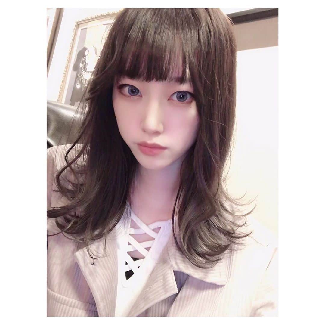 篠崎瑞希のインスタグラム：「.﻿ Spicaで髪の毛染めてきた🥰﻿ いつもカラーはおまかせにしてます。﻿ 今回はスモーキーになりました🍁﻿ 担当:米ちゃん﻿ ﻿ ﻿#newhair#haircolor#여신머리  #셀스타그램#얼스타그램#粉我#me#赞#셀피#일본여자#소통#소통해요#l4likse#like4likes#f4f」