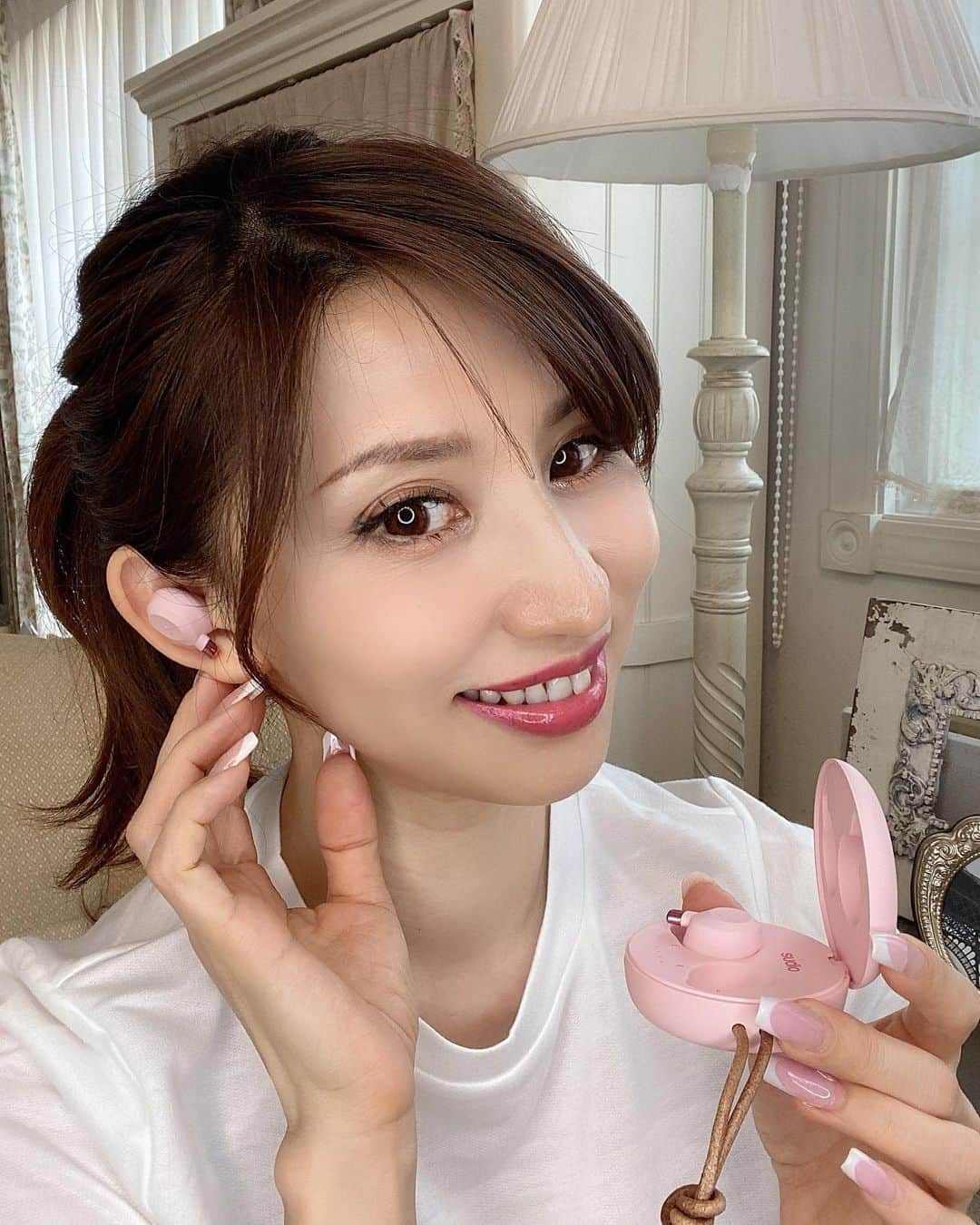 のインスタグラム：「♡_  家事のお供に愛用してる @sudio のワイアレスイヤホン♡  好きな音楽聴きながらだと気分がいいから 家事も捗る気がする♬  今まで古いタイプのワイアレスイヤホンを使ってたから ケースのまま充電出来たり 取り出しただけで自動接続されたり 付けてることを忘れる軽さとフィット感が嬉しい♡  ノイズキャンセリング機能搭載で音も綺麗だよ🎧  スウェーデン🇸🇪のブランドだから ケースもカラーも可愛くてお気に入り♡  クーポンコード：felice04 sudio公式サイトでのお買い物が15%OFFになります。 有効期限：2020/11/1まで  #sudio #sudiomoments #スーディオ #ワイアレスイヤホン #イヤホン #pr #大人可愛い #大人女子 #キレイめコーデ #綺麗めコーデ #ファッション部 #きれいめファッション #ママコーデ #ファッション好きな人と繋がりたい #おちびコーデ #低身長コーデ #Sサイズコーデ #お洒落さんと繋がりたい #アラフィフコーデ #アラフォーコーデ #jマダムのおしゃれ #美魔女 #美容モデル #ミセスモデル #読者モデル」