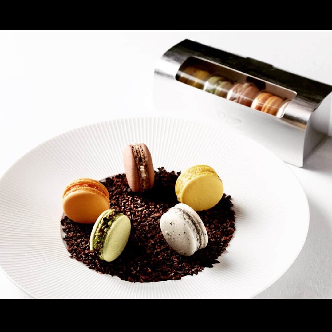 THE WESTIN KYOTO ウェスティン都ホテル京都のインスタグラム：「マカロンとシャンパンで少しリッチな夜を。 ドミニク・ブシェ キョートのマカロンを2Fティーラウンジ「メイフェア」にてお求めいただけるようになりました。 秋も深まり、暖かいお部屋でゆっくり寛ぎながらお楽しみください。  フレーバーはごま、栗、ゆず、抹茶そして柿です。  #westinmiyakokyoto to share your images with us !     #インクライン #fushimiinari　#heianshrine #konkaikomyoji　#kiyomizudera #nanzenji　#南禅寺 #寺巡り #explorekyoto #kyototravel #京都フレンチ #京都グルメ #フレンチ #dominiquebouchet #京都ディナー #京都ごはん #京都散策 #amazingkyoto #京都観光 #ミシュラン #ウェスティン都ホテル京都 #dominiquebouchet  #dominiquebouchettokyo  #都ホテル　#京都スイーツ #miyakohotels #都酒店和度假村」