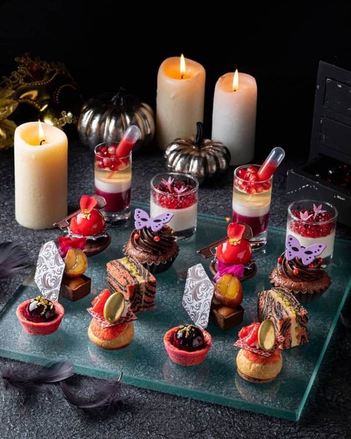 Conrad Tokyoのインスタグラム：「ご好評のハロウィン限定アフタヌーンティーはすでにご堪能いただけましたでしょうか？スイーツ５種、セイボリー３種、スコーンとバランスの良いプレートとなっており、スタンダードプランの他にコンラッド ベア付きプランもございます。詳細はHPをご覧ください。  Have you tried our popular Halloween-only afternoon tea yet? Discover a perfectly-balanced plate with 5 kinds of sweets, 3 savory snacks, scones, and in addition to the standard set, one option comes with our famous Conrad Bear! Check our home page for details.  "Share your own images with us by tagging @conrad_tokyo  —————————————————————  #コンラッド東京 #コンラッド #ステイケーション #ハロウィン #スイーツビュッフェ #セリーズ  #ConradTokyo #Conrad #Tokyo #cerise #SweetsBuffet #halloween"」