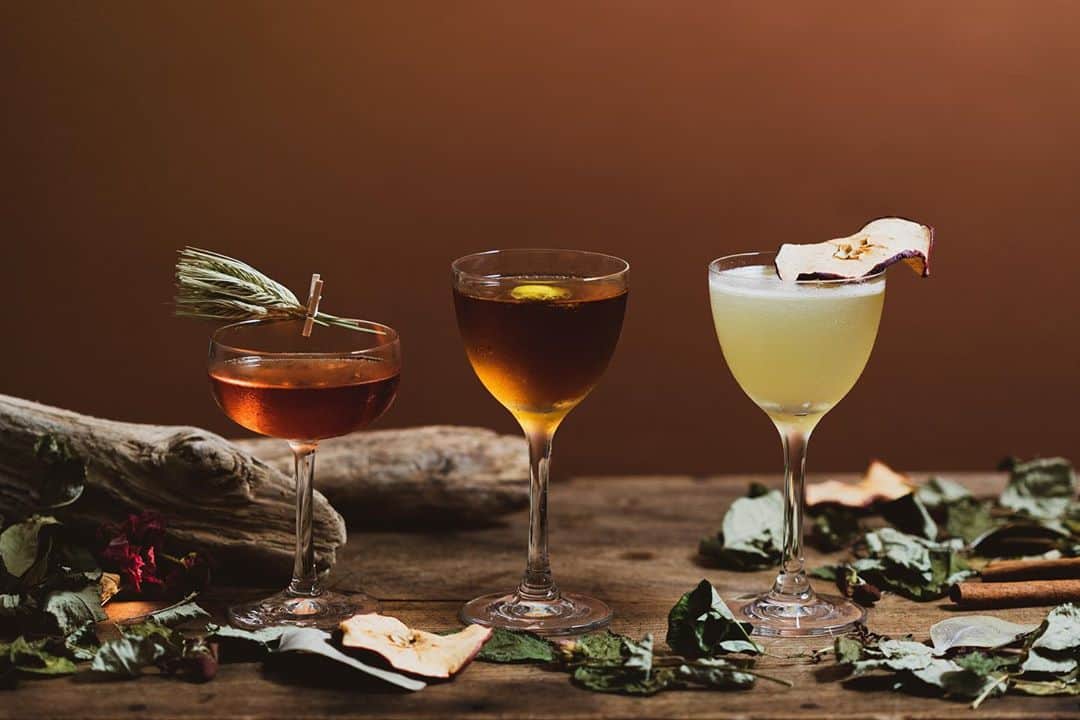 TRUNK(HOTEL)さんのインスタグラム写真 - (TRUNK(HOTEL)Instagram)「TRUNK(LOUNGE)では、秋を感じる全6種類のTRUNKオリジナカクテルが登場。﻿ 甘く芳醇な香りの琥珀色のアマレットとフレッシュオレンジを使用したエキゾチックな香りのカクテル「DOLCE VITA」、ヒノキのビターズで香りづけしグラスに麦穂を添えた麦焼酎とライウイスキーのカクテル「MUGI & RYE」、アルコールを飛ばしたリンゴの蒸留酒カルバドスとリンゴジュースのモクテル「GOLDEN APPLE」をご用意しています。﻿ ﻿ Introducing 6 new fall-inspired cocktails, only available at TRUNK(HOTEL). ﻿ Try out our exotic-scented cocktail, "DOLCE VITA" using sweet and mellow amber amaretto and fresh orange, a barley shochu and rye whiskey cocktail, "MUGI & RYE" scented with hinoki bitters and garnished with an ear of wheat , or our non-alcoholic cocktail, "GOLDEN APPLE" which features Calvados, a distilled apple liquor without the alcohol.﻿ Come by the TRUNK(BAR) this season and give our newly crafted cocktails a try!﻿ ﻿  #trunkhotel #ブティックホテル #boutiquehotel⁣﻿ #trunklounge #cocktails  #トランクホテル #ラウンジ #カクテル﻿ #autumn  #shibuya #tokyo」10月2日 20時01分 - trunkhotel_catstreet