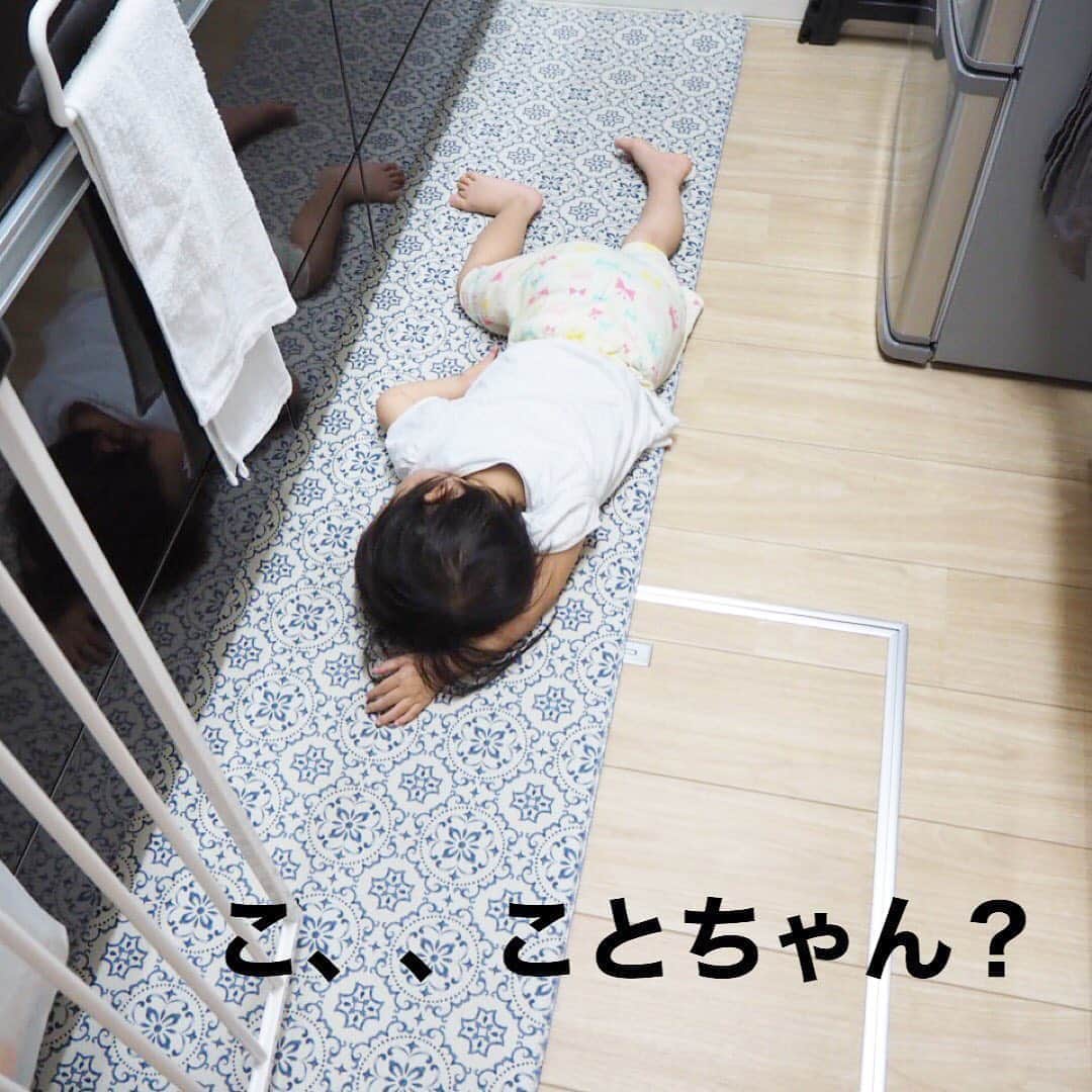 makikoさんのインスタグラム写真 - (makikoInstagram)「❤︎ 夜起きてきて、  洗い物してる私の足下で、  また寝た。🐥  #漂う事件感 #キッチンで寝る子 #火サス  #ことちゃんなかなかの大物やな #2歳 #2歳1ヶ月 #女の子 #キッチン #親バカ部」10月2日 20時14分 - batako93