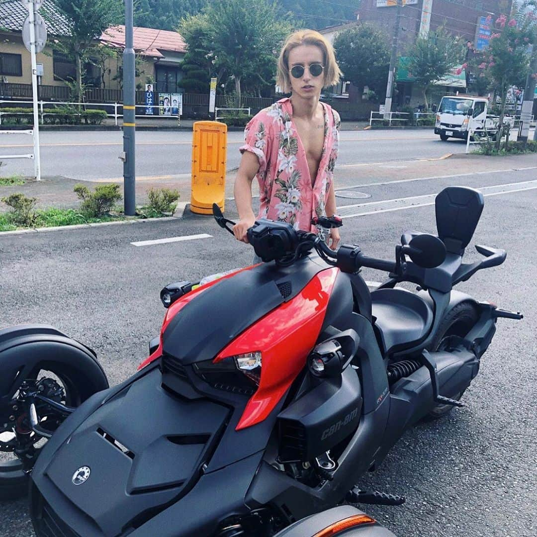 イペック・エムレ（エムレエネス兄弟）のインスタグラム：「始めてのバイク🛵 いつもは車だけど、バイクは似合ってるかな？🙄👀  #ドライブ #バイク #ライカー #おすすめ #夏の思い出 #ryker #bike #fashion #model #motor #yaztatili」