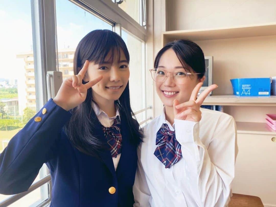 のインスタグラム：「・ #だから私はメイクする #ぱるる こと #島崎遥香 さんの JK時代のオフショット🤩💓 似合いすぎです…🥰 ・ ぱるるが演じる笑子がJKだった頃、 彼女の人生を変える運命的な出来事が 起きたのです…😳✨ ・ その出来事がなんなのか、 皆様はもうお気づきですよね😉？ ・ 答えは #paravi にて このあと夜9時配信スタートの本編を 是非ご覧くださいね💄💋」