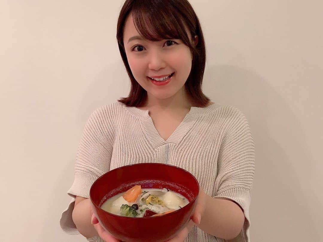 嶋梨夏さんのインスタグラム写真 - (嶋梨夏Instagram)「見た目はシチューだけど、味は和風の豆乳スープなのです☺️💓しかもスーパーに売っている温野菜セットを使って作ったので、すでに柔らかくなったお野菜に豆乳と和風顆粒だしとお味噌少しを混ぜて煮込んだだけの超簡単スープなので一瞬で作れました🥰最近豆乳でごはん作りすぎやなぁ、、と思いつつ美味しくてやめられません🌱✨✨✨ . . . . . #おうち時間 #stayhome #おうちごはん #自炊 #ごはん記録 #instafood #簡単ごはん #簡単スープ #豆乳 #豆乳スープ #温野菜 #緑黄色野菜 #アラサー女子 #丸顔 #ボブ #ぷに子 #ぽっちゃり #photooftheday #JAPAN #japanesegirl #avex #avexmanagement #instagood #followme #シマリカご飯 #しまりか手乗りごはん #ricashima #嶋梨夏」10月2日 20時12分 - shimarica_jp