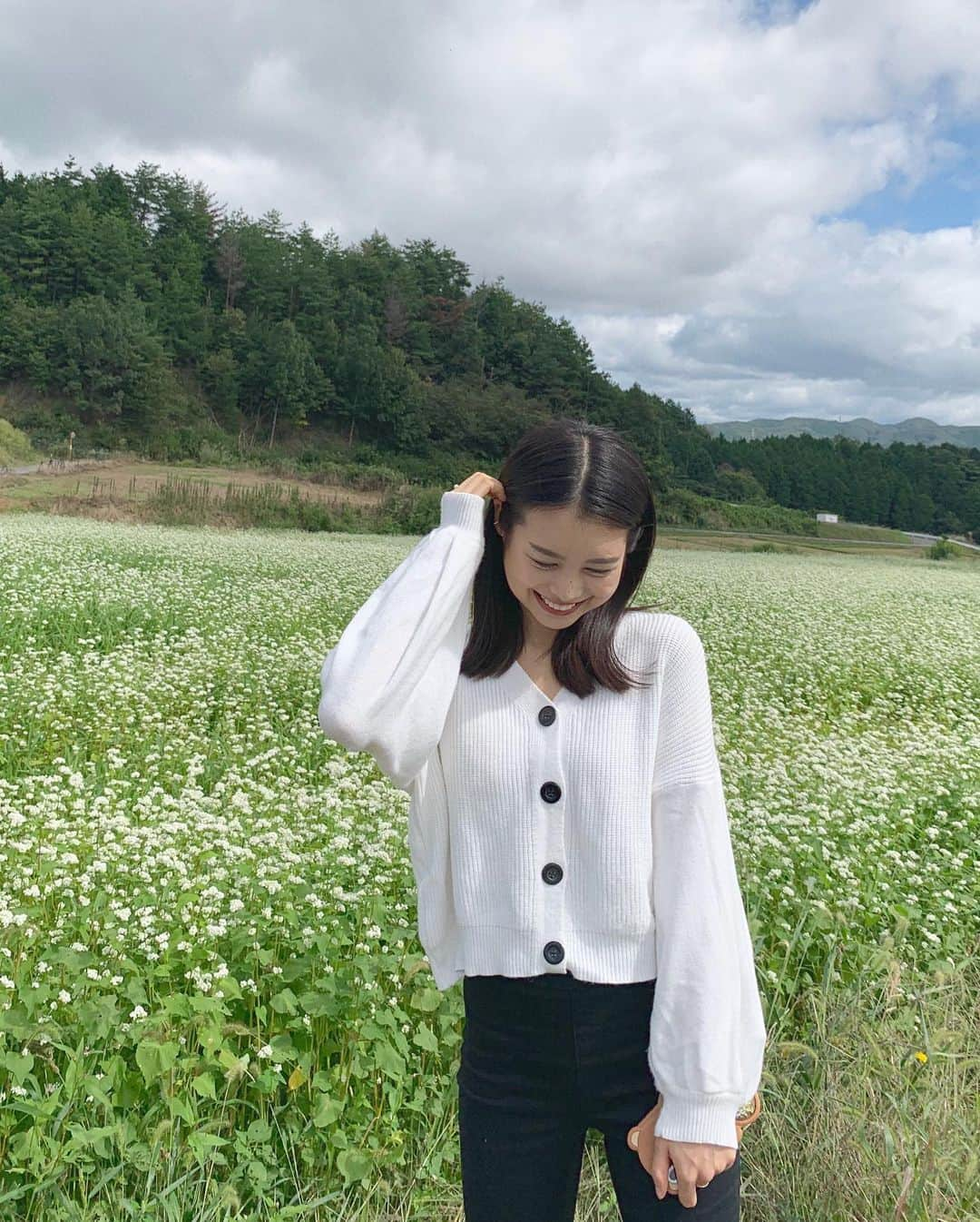 林穂乃花さんのインスタグラム写真 - (林穂乃花Instagram)「. 蕎麦の花畑🏔 虫たちが大好きらしい蕎麦の花の香りは、人間の私には理解できませんでした.... 犬はどうなんだろう？？？と思いながら、飼い主さんに抱っこされてる子を見てたけど、平気そうだった🐶 あの香りが苦手なのは人間だけなのかなˎˊ˗  . . 最近、寒くて早朝に目が覚める☀︎ 季節の変わり目ですから、体調には気をつけてください☻ˎˊ˗  . . #naraJapan #笠蕎麦畑 #메밀 #메밀밭 #데일리룩 #일상그램 #도깨비」10月2日 20時12分 - honoka_hayashi