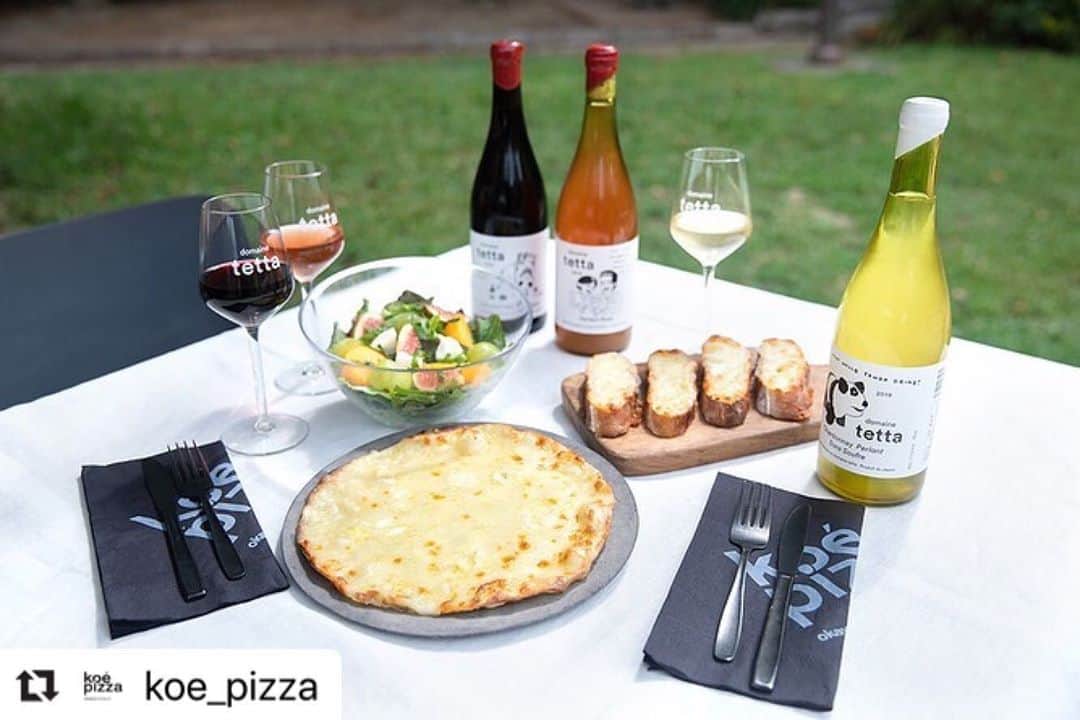 コエのインスタグラム：「#Repost @koe_pizza with @make_repost ・・・ . ＼明日からstart！／ 10月2～4日 ／ 10月30～11月1日 koe pizzaスペシャルフェアを開催！🍕  石山公園で行われるストライプマルシェの開催に合わせて、 koe pizzaにてスペシャルイベントを開催します。  【 INDUSTRY x koe pizza morning  8:00～10:00 】 岡山県総社市の人気ベーカリー「INDUSTRY」のバゲット・クラシックを使用した モーニングメニュー。 ・岡山県総社市/ INDUSTRYのフレンチトースト　￥900+tax ・ 岡山県総社市/ INDUSTRYのクロックムッシュ　￥900+tax  【 domaine tetta  x 吉田牧場  10:00～closed 】 domaine tettaのワインと吉田牧場のチーズをペアリング。 秋を感じる絶景と共に、濃厚なワインとチーズをお楽しみください。 販売日：10/3・10/4・10/31・11/1  ・ 岡山県吉備高原/吉田牧場のカチョカバロバゲット￥880+tax 　シャルドネ  2019 glass ￥500 (intax)  bottle ￥3850（intax)  ・岡山県吉備高原/吉田牧場のモッツァレラチーズと岡山産フルーツのサラダ　￥1500+tax 　ペルラン ロゼ  2019　glass ￥500 (intax) bottle ￥2200（intax)  ・岡山県吉備高原/吉田牧場のチーズメルトピッツァ　￥2500+tax 　カベルネ・フラン  2019　glass ￥500 (intax) bottle ￥3850（intax)  【domaine tetta x koe pizza　wine party　10/2・10/30 】 「domaine tetta」で長年実施している人気のワイン会を今回は特別にkoe pizzaにて開催！ tetta代表 高橋竜太氏も参加の、またとないコラボレーションです。 ＊事前予約制となります。  日時： 10月2日　18:00～20:00／19:00～21:00 10月30日　18:00～20:00／19:00～21:00 会費：￥5000（税別） 定員：1日30名様（事前予約制） ワイン：CFエフェルヴェッサン2019 ／シャルドネ 2019 ペルランロゼ 2019 ／カベルネ・フラン 2019 フード：吉田牧場のチーズをつかったメニュー３種 応募方法：お電話にてご応募ください。 電話番号：086-201-1331 koe pizza（11:00～18:00）＊10月：水・木曜 定休日  . 🍕koe pizza open：2020.6.19 fri address：岡山県岡山市北区石関町7 石山公園内 opening hours：october AM10:00-PM20:00 ※イベント時変動 closed：水・木 . . ＊koe pizzaでは、開放的な空間に加えて 手洗いの徹底やマスクの着用、ソーシャルディスタンスの確保など感染防止対策を徹底の上、営業いたします。 ＊ご予約は、お電話または食べログでも承っております。 .」