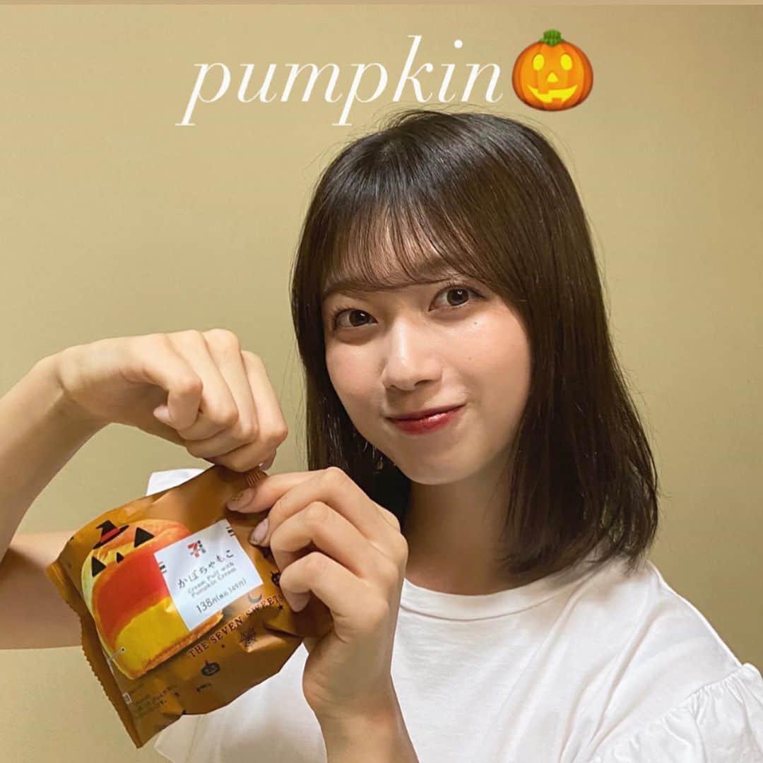 樋口花果のインスタグラム：「みなさんはもうたべましたか？🥴  セブンのかぼちゃもこ🎃が美味しすぎる、、🙋🏻‍♀️  しっとりもっちりした生地と かぼちゃクリームがたまらなかったです😽  オススメ😋！  #かぼちゃもこ  #コンビニスイーツ  #かぼちゃスイーツ  #秋の味覚  #セブンイレブン  #セブンイレブンスイーツ  #セブンスイーツ」