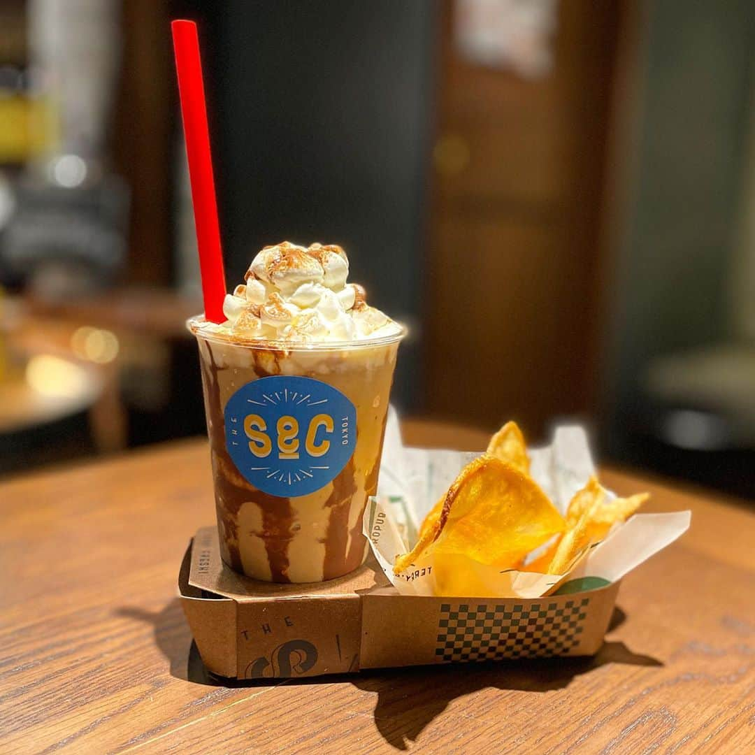 山﨑 薫のインスタグラム：「🥛☕️🍨🍟 秋になったので重い腰を上げて、レーザー治療に通うことに💆‍♀️  表参道のクリニックの1階にある何やら美味しそうなシェイク屋さんに寄り道したら、美味しかった😋 大人のシェイクは、仕上げにリキュールを振りかけてくれて、味のバリエーションもワクワクのラインナップでした。  お店を出た帰り道、偶然 @imomuhi_nata に会う😳  あんな入り組んだ道で会うなんて、待ち合わせしても無理😳  なんたる偶然🥳  #大人のバニラシェイク #表参道カフェ」