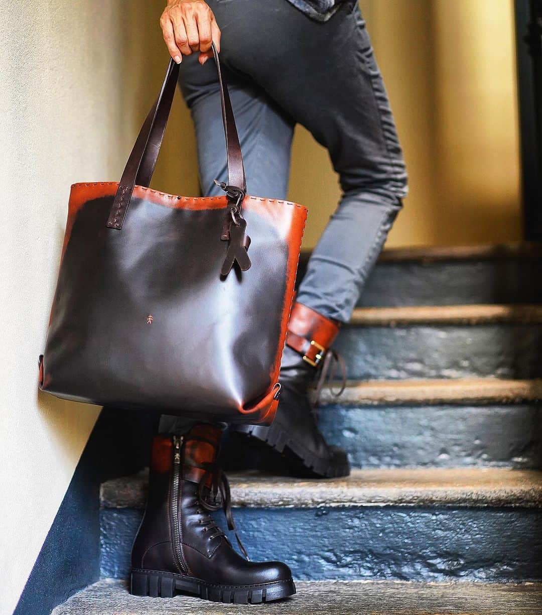 エンリーベグリンのインスタグラム：「One should always have one bag and one's boots on and be ready to leave.  #handmade#henrybeguelin#bag#boots#combatboots#comfort#lookoftheday#」