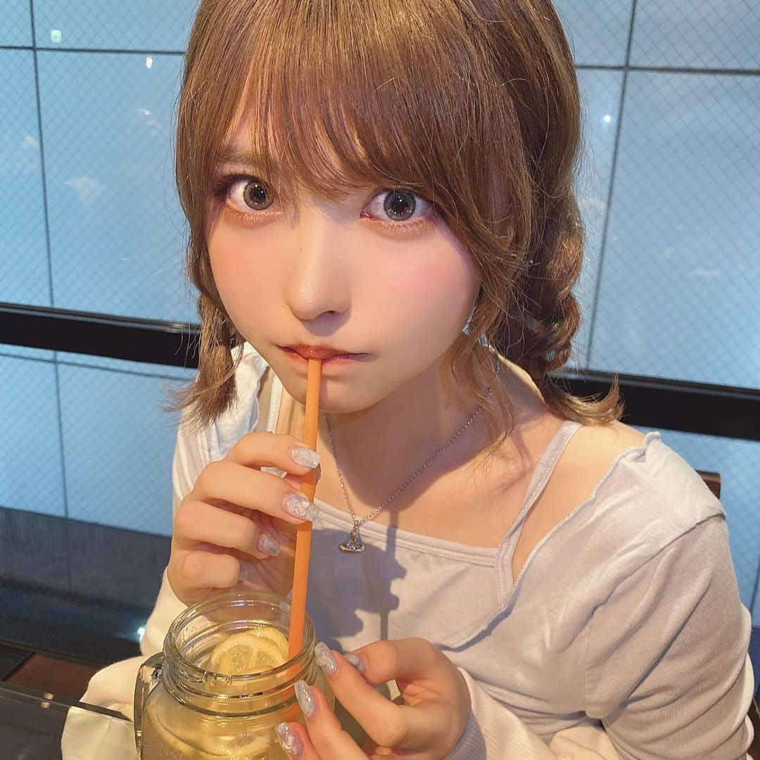 小此木流花さんのインスタグラム写真 - (小此木流花Instagram)「レモンの炭酸のやつ！  炭酸あんま飲めなくて口の中でじゅわーって一旦泡抜いてからじゃないと飲み込めないのわかる？  でもほんとはそんなことどうでもよくてさきのう引っ越ししたんだ🥺  床も壁も白いおうち住むの将来の夢だったの叶った₍₍ (̨̡ ‾᷄⌂‾᷅)̧̢ ₎₎  うう₍₍ (̨̡ ‾᷄⌂‾᷅)̧̢ ₎₎  でもめちゃつかれた、、 きょうもうねむい もう寝るたぶん  あしたおいしいご飯たべいく！！ たのしみ  #トップス#sweemycloset   #ヘアアレンジ #みつあみ  #渋谷カフェ #suzucafe」10月2日 20時18分 - okonogi_ruka