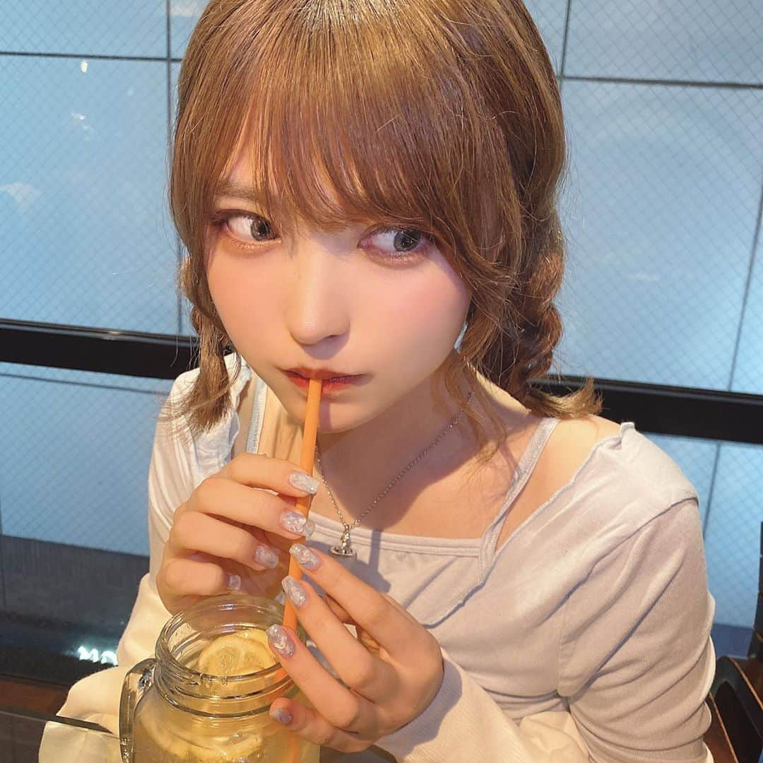 小此木流花さんのインスタグラム写真 - (小此木流花Instagram)「レモンの炭酸のやつ！  炭酸あんま飲めなくて口の中でじゅわーって一旦泡抜いてからじゃないと飲み込めないのわかる？  でもほんとはそんなことどうでもよくてさきのう引っ越ししたんだ🥺  床も壁も白いおうち住むの将来の夢だったの叶った₍₍ (̨̡ ‾᷄⌂‾᷅)̧̢ ₎₎  うう₍₍ (̨̡ ‾᷄⌂‾᷅)̧̢ ₎₎  でもめちゃつかれた、、 きょうもうねむい もう寝るたぶん  あしたおいしいご飯たべいく！！ たのしみ  #トップス#sweemycloset   #ヘアアレンジ #みつあみ  #渋谷カフェ #suzucafe」10月2日 20時18分 - okonogi_ruka