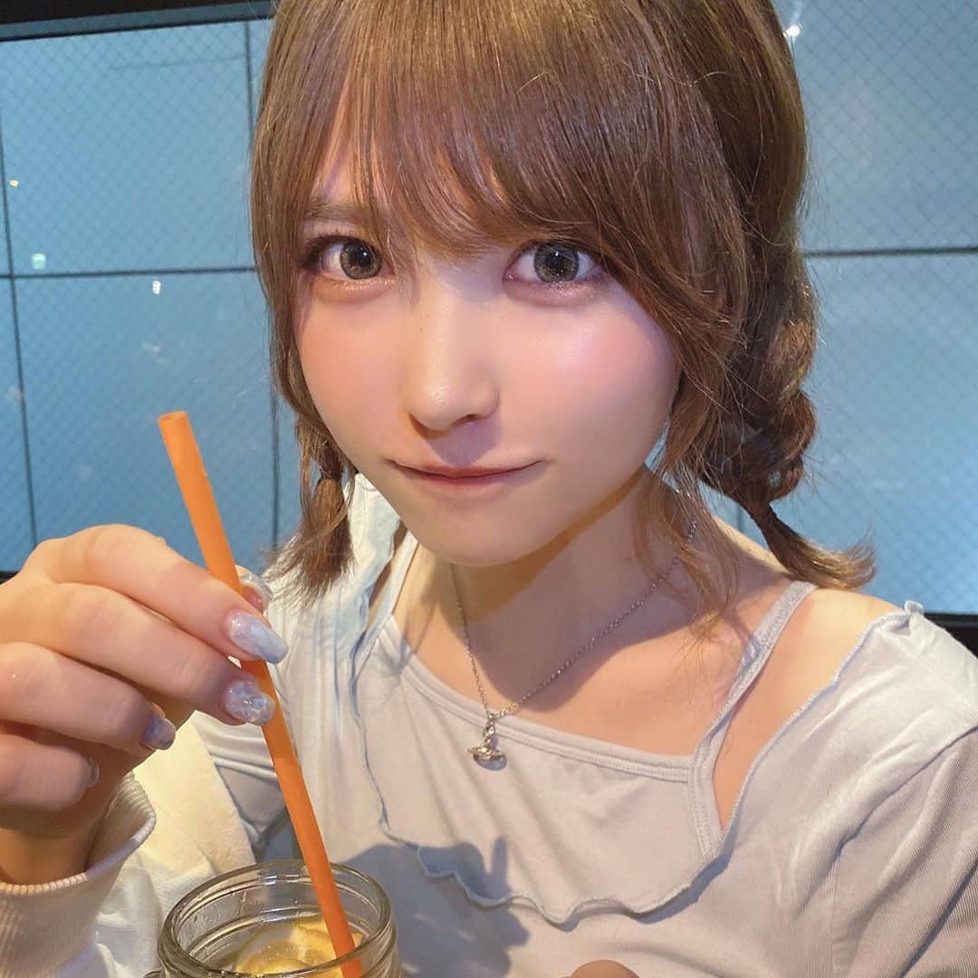 小此木流花さんのインスタグラム写真 - (小此木流花Instagram)「レモンの炭酸のやつ！  炭酸あんま飲めなくて口の中でじゅわーって一旦泡抜いてからじゃないと飲み込めないのわかる？  でもほんとはそんなことどうでもよくてさきのう引っ越ししたんだ🥺  床も壁も白いおうち住むの将来の夢だったの叶った₍₍ (̨̡ ‾᷄⌂‾᷅)̧̢ ₎₎  うう₍₍ (̨̡ ‾᷄⌂‾᷅)̧̢ ₎₎  でもめちゃつかれた、、 きょうもうねむい もう寝るたぶん  あしたおいしいご飯たべいく！！ たのしみ  #トップス#sweemycloset   #ヘアアレンジ #みつあみ  #渋谷カフェ #suzucafe」10月2日 20時18分 - okonogi_ruka