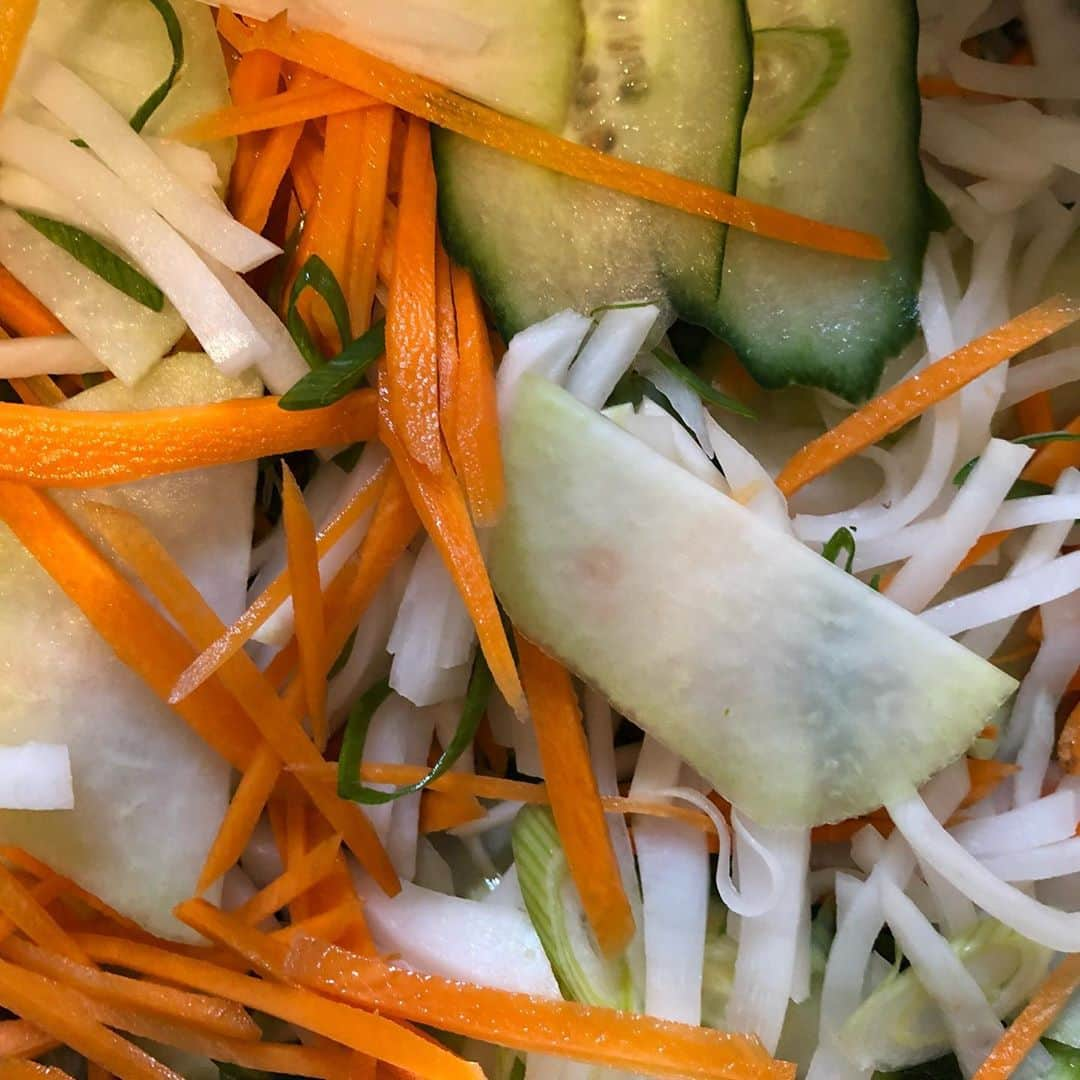 日登美さんのインスタグラム写真 - (日登美Instagram)「How to make quick kimchi✨( vegan or normal) Ingredients  1 small Chinese cabbage  1 Kohlrabi  1/3 cucumber  3-4 green onion 2 carrot  1/4 daikon radish ( weiß Rettich)  Kimchi paste  1 small apple 1/2 onion 3 cloves ( about 40g) garlic  5cm ( about 20g) ginger  1/2 cup shoyu ( I used shoyu Koji but shoyu is fine) 1/4 fish sause ( or white shoyu from @mimiferments for vegan) 4 -5 Tbsp Rübenzucker syrup ( beet sugar syrup) 1/3 cup Chili powder 1/3 cup Chili flake   Directions  1. cut the Chinese cabbage to half, and rubble with salt , wait for half an hour. 2. cut and slice the rest of vegetables and put in a bowl. 3. all the ingredients of kimchi paste( except Chili powder and flake)in the Food processor and mix well until becoming paste. Then put in the bowl, mix well with Chili powder and flake.  4. wash lightly Chinese cabbage,and squeeze well. Cut it as you wish.  5. in the vegetables bowl, add a kimchi paste and mix well, then add cut Chinese cabbage and again mix well, add sesame seeds if you want. 6. put kimchi into the container and keep it room temperature for at least half a day, then keep it in the fridge , it will last about a month.  白菜があるなぁ、あ！人参も大根残ってるしー。じゃ、キムチ作ろっかな。くらいの軽い気持ちで作るキムチです。 まぁ、適当😜一か月くらい保存きくけどだいたい一週間もしないで無くなりますが😂作ってすぐ食べるも良し、一日常温におくのがミソです。そのあと冷蔵庫にいれます。 今夜の食卓にも間に合うくらいあら、簡単。どうぞお試しくださいまし。  材料 白菜　小さいの一玉 人参　二本 コールラビ　一個 きゅうり　1／三本 アサツキみたいなねぎ　数本 大根　1/3本  キムチペースト りんご　小一個 ニンニク　3つぶくらい 生姜　5センチくらい 玉ねぎ　1/2個 醤油　1／2カップ、醤油麹もよし ナンプラー　1/4カップ、もしくは白たまりしょうゆでビーガンに。 甜菜糖シロップ　大さじ4-5 唐辛子粉、フレーク、各1／3カップずつ  作り方 1.白菜は半分に切り、分量外の塩をまぶし軽くもんで30分くらい置いておく。重ししてもよい。 2.白菜以外の野菜を千切り、薄切りしてボールにいれておく。 3.キムチペーストをつくる。唐辛子粉、フレーク以外の材料をフードプロセッサーにいれて攪拌する。ボールにだし、唐辛子粉とフレークをくわえよく混ぜペーストにする。 4.野菜のボールに3のペーストをくわえよく混ぜ、さらにさっと洗って水気を絞り一口大にした白菜もくわえよく混ぜる。 好みで白胡麻をくわえても。 タッパーにいれて常温に一晩おいてから冷蔵庫にいれます。」10月2日 20時20分 - hitomihigashi_b