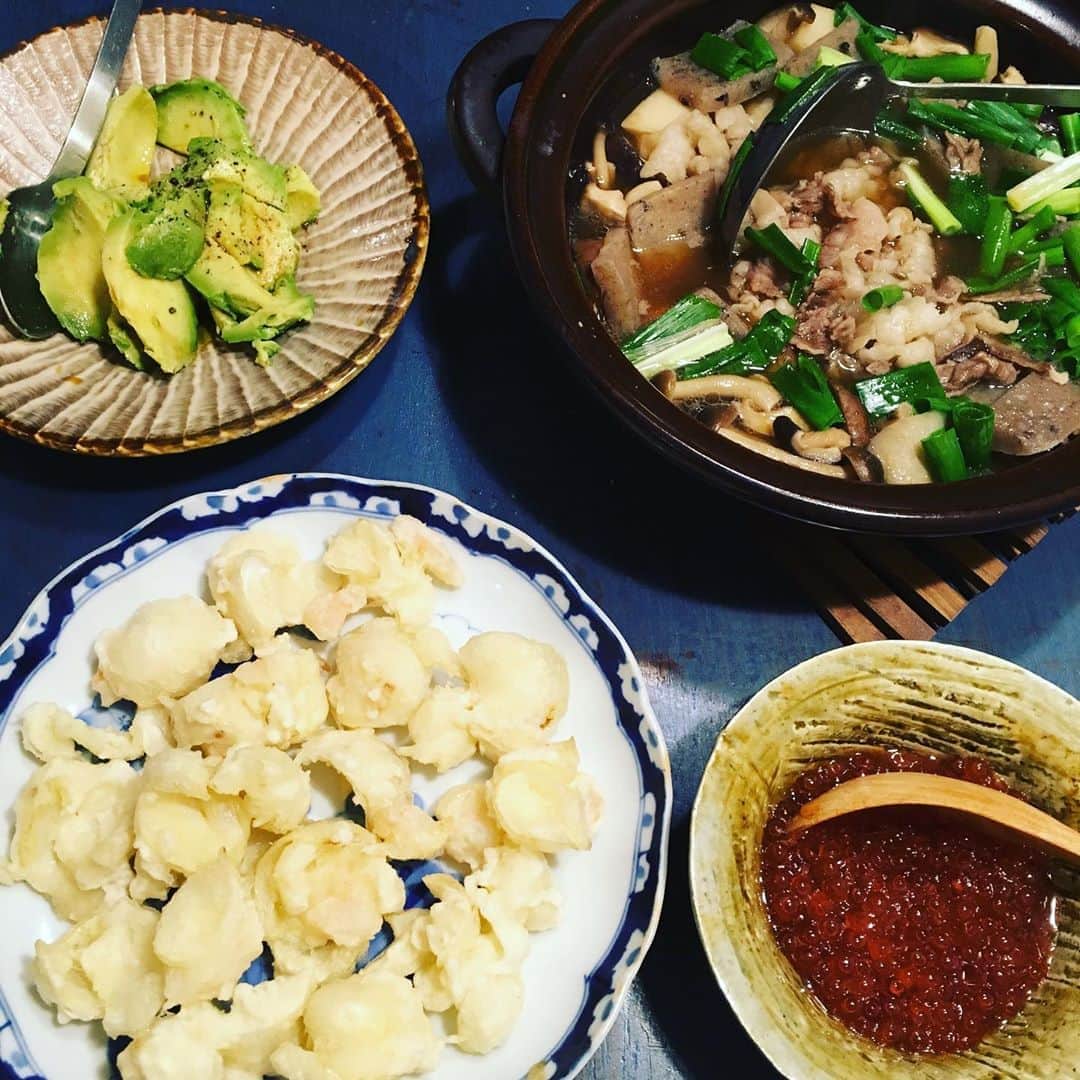 井上荒野さんのインスタグラム写真 - (井上荒野Instagram)「芋煮的なものと百合根の天ぷら、アボカド、そして新物のいくら醤油漬け。ちょっとイモイモしいラインナップだったけど満足❤️」10月2日 20時20分 - arereno