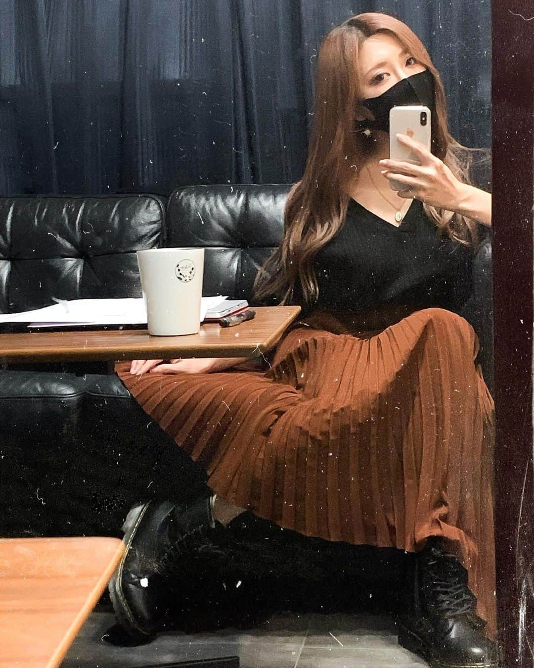春咲ひなたのインスタグラム：「髪バッサリ切ろうって8割決心したら 愛おしく感じ始める現象なに？w . #メンタル#ブレブレ#ウルフにしたい  #あいだをとって#ロングウルフにしたい」