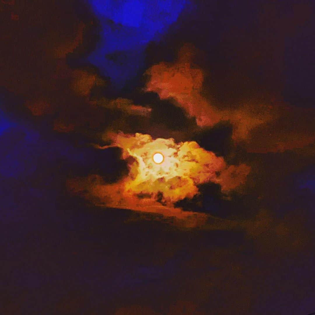 金山睦さんのインスタグラム写真 - (金山睦Instagram)「#fullmoon🌕 #10月の満月 彩度上げたら、幻想的になった🥰 宇宙は神秘的で好き❤️ロマンがあっていいよね。」10月2日 20時24分 - kanayama_chika