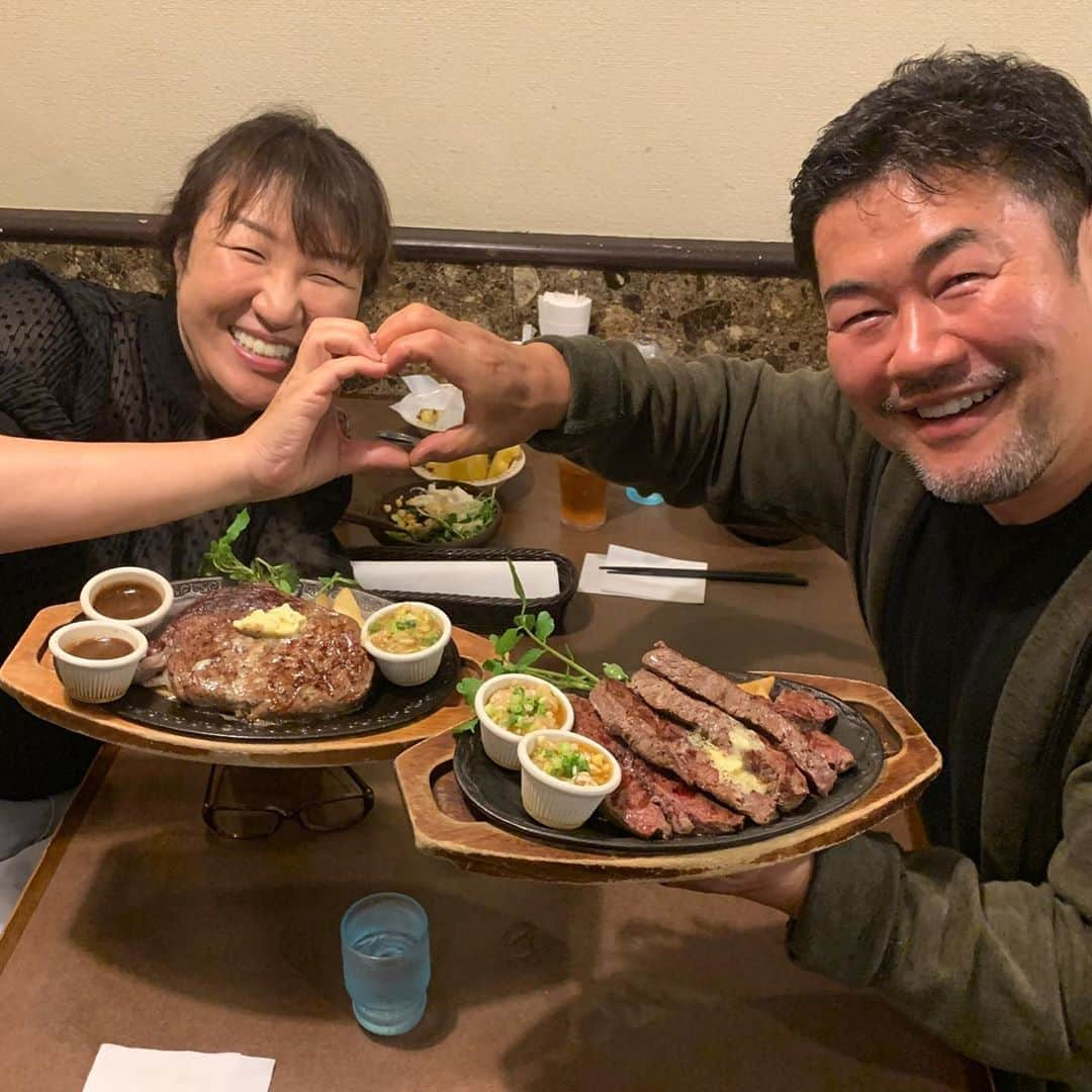 北斗晶さんのインスタグラム写真 - (北斗晶Instagram)「昨日はお祝いを出来なかったので、今日の夕食は近所のステーキ屋さんに行ってきました‼️  結婚式を挙げて２５年。 昔より私の頼むステーキが🥩分厚くなってるのは…  気のせいでしょうか🤪⁉️  #ステーキ🥩  ＃結婚式を挙げた日 #25周年記念」10月2日 20時26分 - hokutoakira_official