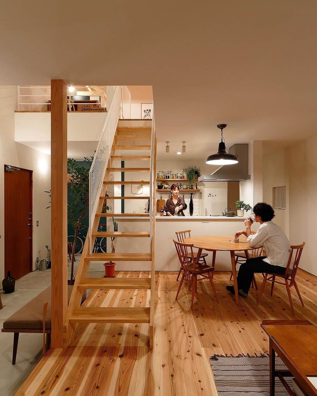 D'S STYLEさんのインスタグラム写真 - (D'S STYLEInstagram)「. photo ▶︎ aobadai modelhouse . 大阪和泉市青葉台に モデルハウス公開中 インテリアはライフスタイルショップ @antry_inc さんによる トータルコーディネート ステキな空間を体験できます 詳しくはHPへ . 家をおしゃれに住みこなそう そう着こなしと同じように ----------------------- ☞ more… @dsstyle ----------------------- https://www.d-s-style.com . 🍟D’S STYLEのサブアカウント ーオーナーの住みこなし紹介ー こちら☞@ds_picks . 🚪名古屋モデルハウス特設アカウント こちら☞ 📍 @dsstyle_nagoya . . 🚪豊中モデルハウス特設アカウント こちら☞ 📍 @dsstyle_toyonaka . 🚪青葉台モデルハウス特設アカウント こちら☞ 📍 @dsstyle_aobadai . 🌵D’S STYLEのLINE公式アカウント こちら☞ @dsstyle_line . #dsstyle#ds#ディーズ#ディーズスタイル#自然素材の家#住宅#家#ホーム#新築#一戸建#house#architect#シンプルな家#空#住宅#塗り壁#自然素材の家#デザイン#白壁の家#空がある風景#家づくり#グリーンのある暮らし#土間のある家#土間のある暮らし#リビングインテリア#吹抜けのある家#ダイニングテーブル#夜のモデルハウス」10月2日 20時27分 - dsstyle