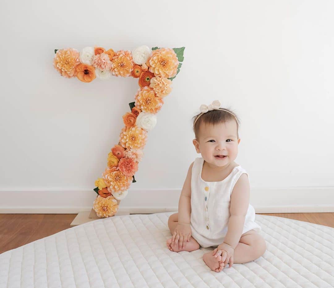 アン・カーティスのインスタグラム：「7 months of melting my heart every single day with that lovely smile + super GIGIL. I love you my dahling Dahlia Amélie 🌸  📷: Mummy Styling: Mummy Set Design: Mummy  #SarilingSikap」
