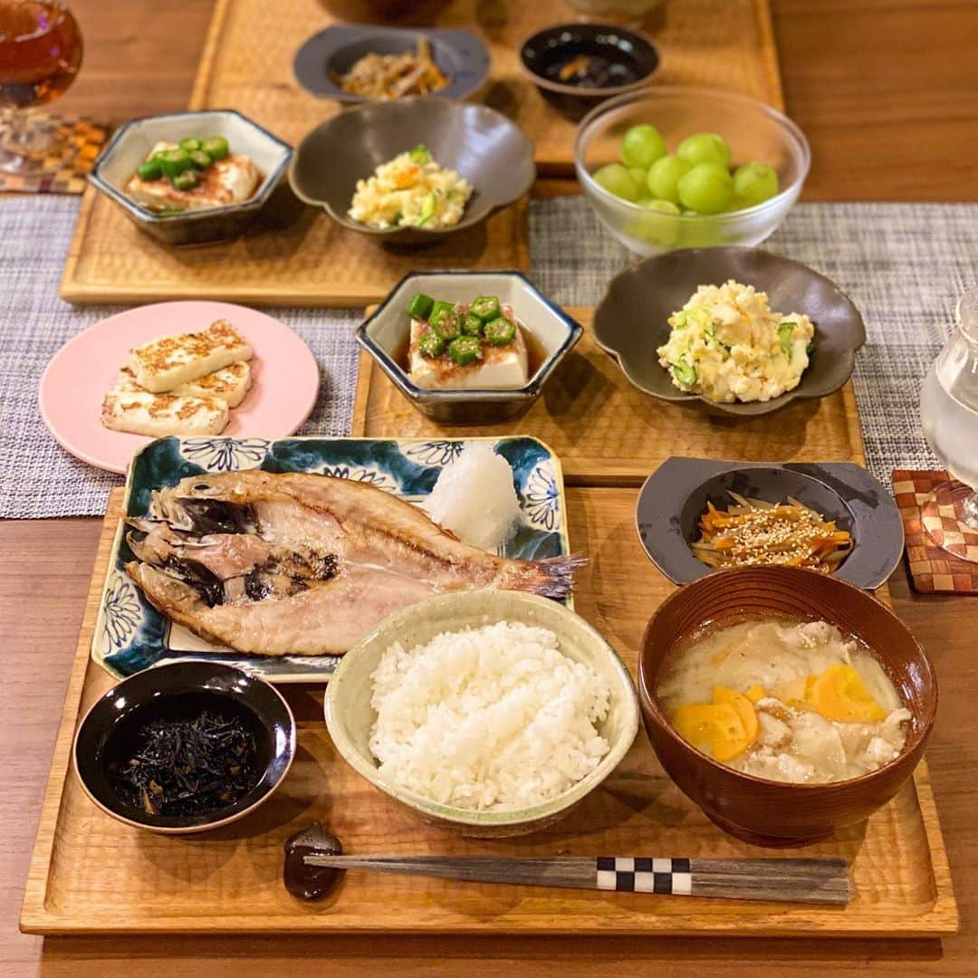 高梨臨さんのインスタグラム写真 - (高梨臨Instagram)「すっかり秋ですね〜 皆さんは秋、何が食べたいですか？ 久しぶりにご飯載せてみます。 ひじきの煮物・のどぐろ・ハルーミチーズ・オクラ奴・ポテトサラダ・シャインマスカット・きんぴら・豚汁・ごはん。 #どんぐりの箸置き #高梨食堂」10月2日 20時27分 - rintakanashi_official