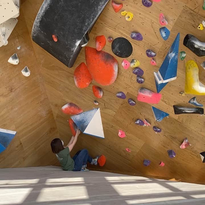 興梠友理のインスタグラム：「先週に続いて２回目の @tsstokyo ‼️ ・ そしたらまさかの @folk_boulderinggym の遠征メンバーと遭遇して、日が落ちるまで一緒にはしゃぎまくりました🤣 ・ 成果は特になかったから、前回登った傾斜課題だけ再登(動画1)。スタティックに登るために中盤でトウフックでバランス取るのが難しい😅 ・ そして @kurara.4645 が楽しげに登ってるのもついでに😋(動画2) ・ 課題変わったらまた登りに来たいなー✨ ・ #TSS #tsstokyo #TheStoneSession #jazzysport #lattestsports #東京ミズマチ  #bouldering #climbing #クライミング #ボルダリング」