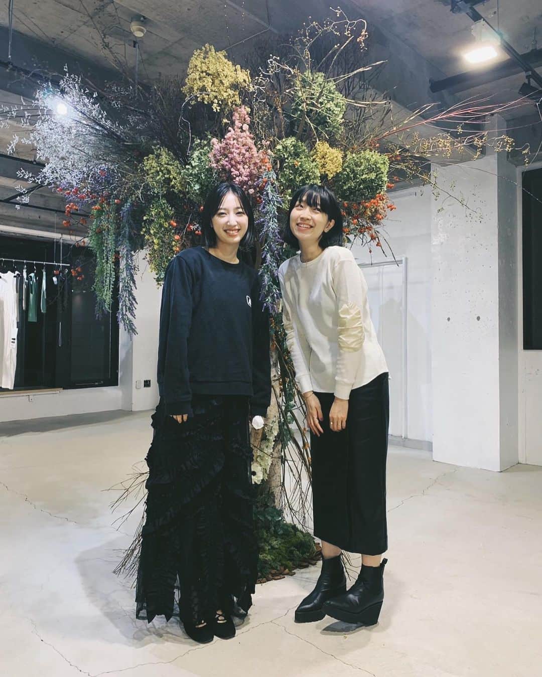 坂東希さんのインスタグラム写真 - (坂東希Instagram)「@belper_official_  の展示会で おみゆさんと再会して ユウさんとはじめまして🍊 なんか緊張して棒立ちなわたし。。。」10月2日 20時35分 - nozomibando_official