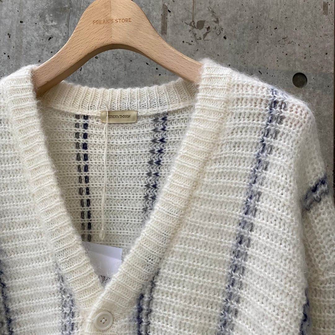 FREAK'S STORE渋谷さんのインスタグラム写真 - (FREAK'S STORE渋谷Instagram)「🔥NEW ITEM🔥  YSTRDY’S TMRRWより20AW 2nd deliveryが到着致しました。  混紡糸を使用しボリューム感がありながらもモヘア特有の肌触りの良さがやみつきになります。  光沢感のある優しいオフホワイトベースに絶妙なピッチのネイビーストライプがアクセントとなりこれから先の羽織として重宝していただけます。  リラックス感のあるシルエットで着丈も十分にとってあるため秋冬のレイヤリングも幅広く楽しんでいただけます。  気温も落ち込み肌寒くなるこれからのシーズンに袖を通したくなるカーディガン。数に限りがございます。お早めにお求めくださいませ。  [item] Mohair stripe cardigan  No. 135-522-0002-0 ¥30,000+tax/  color: M, L size: off white  #ystrdystmrrw  #freaksstore  #freaksstore_shibuya  #freaksstore_shibuya_mens」10月2日 20時38分 - freaksstore_shibuya
