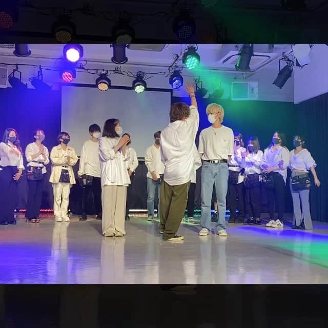 東京ベルエポック美容専門学校のインスタグラム：「【卒業制作:DAY2】 卒業制作2日目、全チームの発表が終わりました！💫 ・ 1日目に引き続き、どのチームも今まで学んだ技術をしっかり作品に詰め込んだ素晴らしい卒業制作となりました👯‍♀️✨ ・ また作品だけでなく、音響や照明などステージ上の演出までチームで1から作り上げることで、今までに以上に団結力が強まりました🤝‼︎ ・ 卒業まで、さらに上の技術を習得しどんどんパワーアップしていきましょう！🔥 ・ ・ #東ベル#東京ベルエポック美容専門学校#美容学生#美容専門学校#美容専門学校東ベル#卒業制作#ヘアーショー#ヘアショー#卒制」