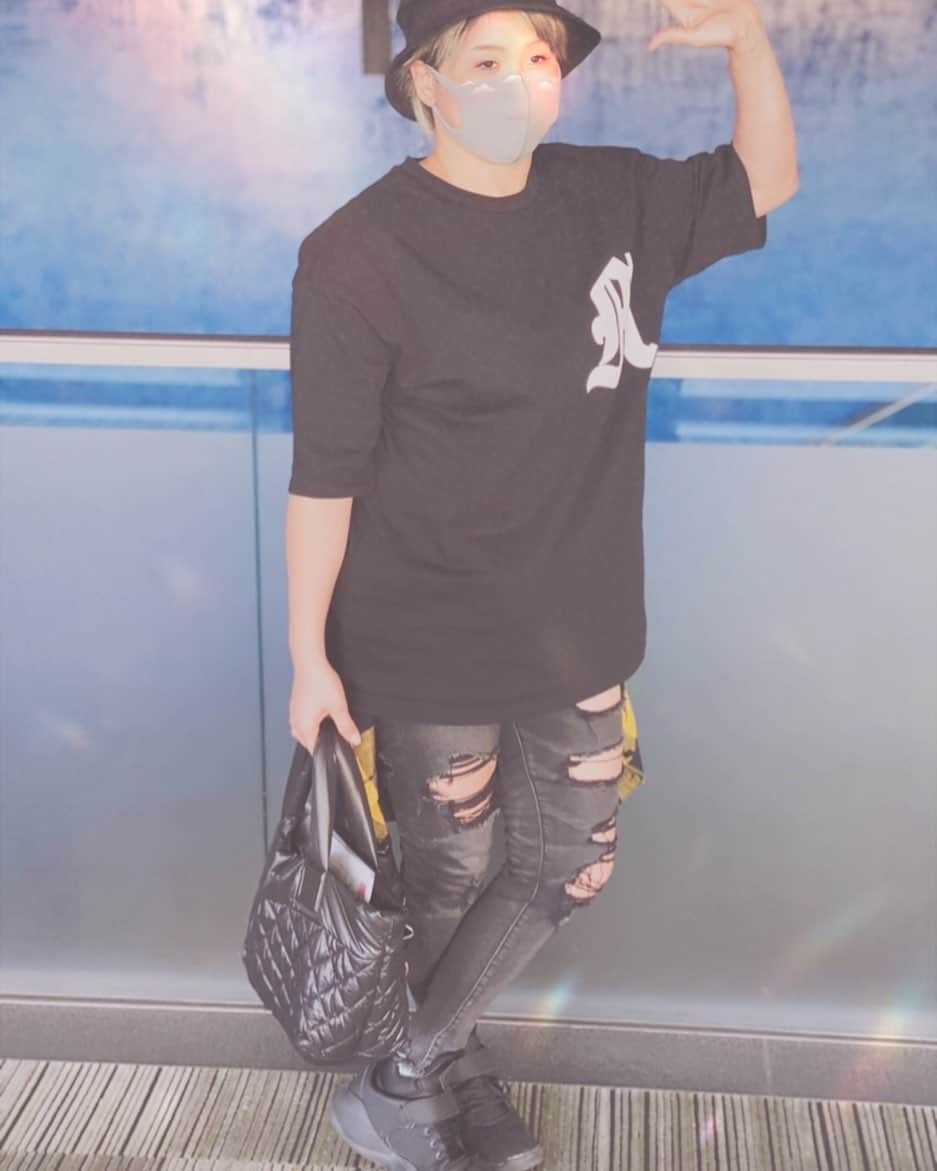 高橋奈苗のインスタグラム：「今日は気づいたらALL BLACKだった！ 珍しいわたくし。  そういえば内緒だけど 昨日は人と沢山会って怖かったんだー笑　  #高橋奈七永 #SEAdLINNNG #コーデ #black」
