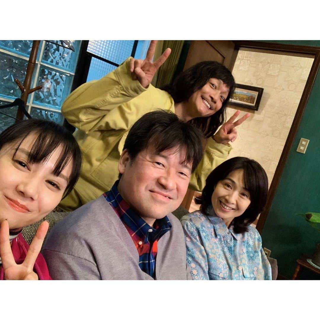 山本千尋のインスタグラム：「いつ載せよういつ載せようと温めていたお写真👀 なんてハッピース✌️この週末も『誰かが、見ている』観てね！  #誰かが見ている #ハッピース @katorishingo_official  @mari_natsuki  @emmamiyazawa @darekagamiteiru」