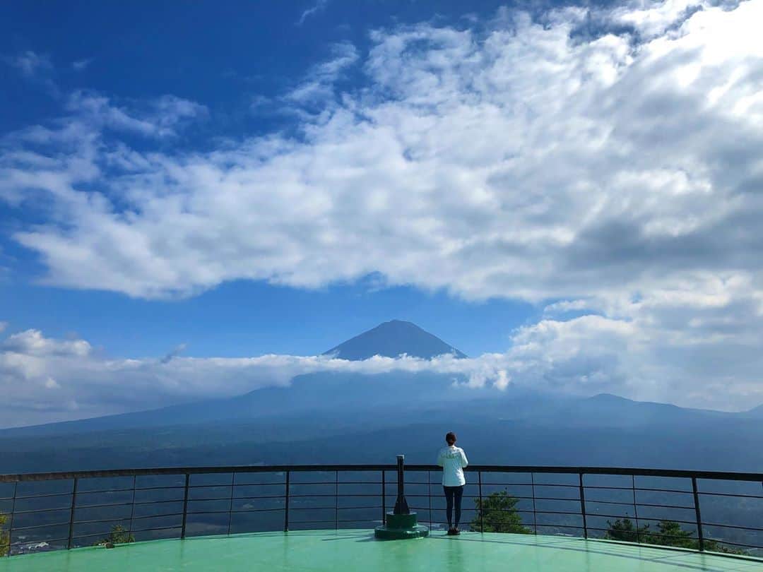 高松いくさんのインスタグラム写真 - (高松いくInstagram)「🗻 Campの帰りは  観光ドライブ🚗  紅葉台が、、凄かった  360度の大パノラマ 富士山や青木ヶ原樹海が一望でき  何十分も眺めてたからどんどん雲も流れてやがてどんどん雲から富士山が出てきた  こんなご褒美が最終日に頂けるなんて、夢にも思ってなかった😭  感謝しきれません。  観光はつづく、、、  #河口湖　#camp 帰り #観光　#紅葉台　#富士山 #山梨県」10月2日 20時42分 - iku_takamatsu_trip_sup_yoga