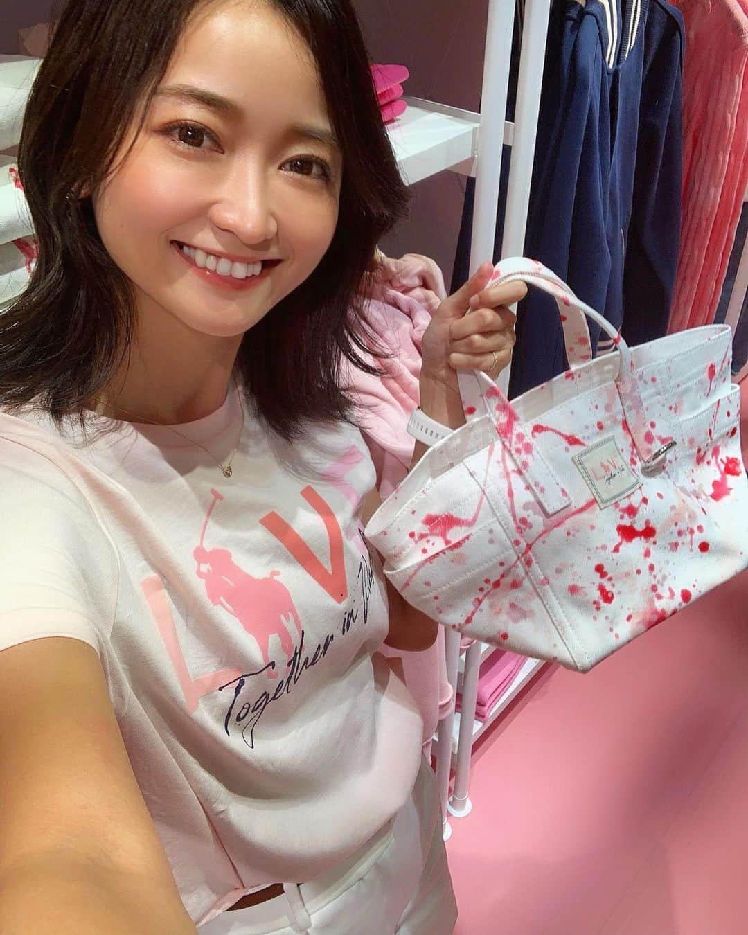 のインスタグラム：「Pink Ponyキャンペーンのイベントに行ってきました☺️💓 @poloralphlauren  ・ ・ ・ Pink Ponyキャンペーンとは…🤭💓  今年で20周年✨ ラルフローレンが行なっているがん対策のための世界的活動で、『がんのスクリーニング、早期診断、治療、啓蒙、カウンセリング』の支援プログラムなんです🌍☺️ ・ ・ ・ 山吹も着用しているPink Pony Tシャツ👚の売り上げから購入価格の100%が寄付されます😌✨ ・ ・ ・ パーカーやTシャツ…どの商品も可愛すぎてどれも欲しい物ばかり🙈💓 こちらのイベントは、 10月13日まで新宿伊勢丹2階で行われていますので、ぜひ覗いて見てください。。☺️✨ ・ ・ ・ #pinkpony  #ポロラルフローレン  #poloralphlauren」