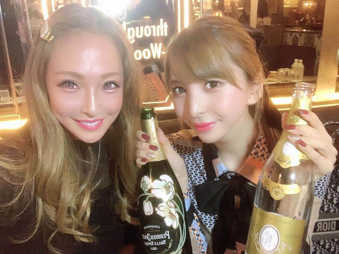 佳那さんのインスタグラム写真 - (佳那Instagram)「こないだ @mirei.aikawa  に会いに六本木まで💓 相変わらず可愛くてぇ❤️  からの銀座に移動して サロンド慎太郎さん 一徳さん コレットさん クラブニュー花さんに お邪魔いたしました。  大御所の方々と飲めて ハッピーでした❤️ けど緊張しすぎて酔えなかった🤣  @uuuuuhei ありがとう💜  #キャバ嬢#キャバクラ#dance#錦#東京#ねこ#happy#sea#glamorous#ネイル#カフェ#ランチ#夜カフェ#すすきの#歌舞伎町#ホスト#中洲#佳那嬢#makeup#六本木#かわいい#飯尾ナンバーワン#ビキニ#美容#整形#美尻#ゴルフ女子#筋トレ女子#gym」10月2日 20時43分 - kanajyo_glamorous