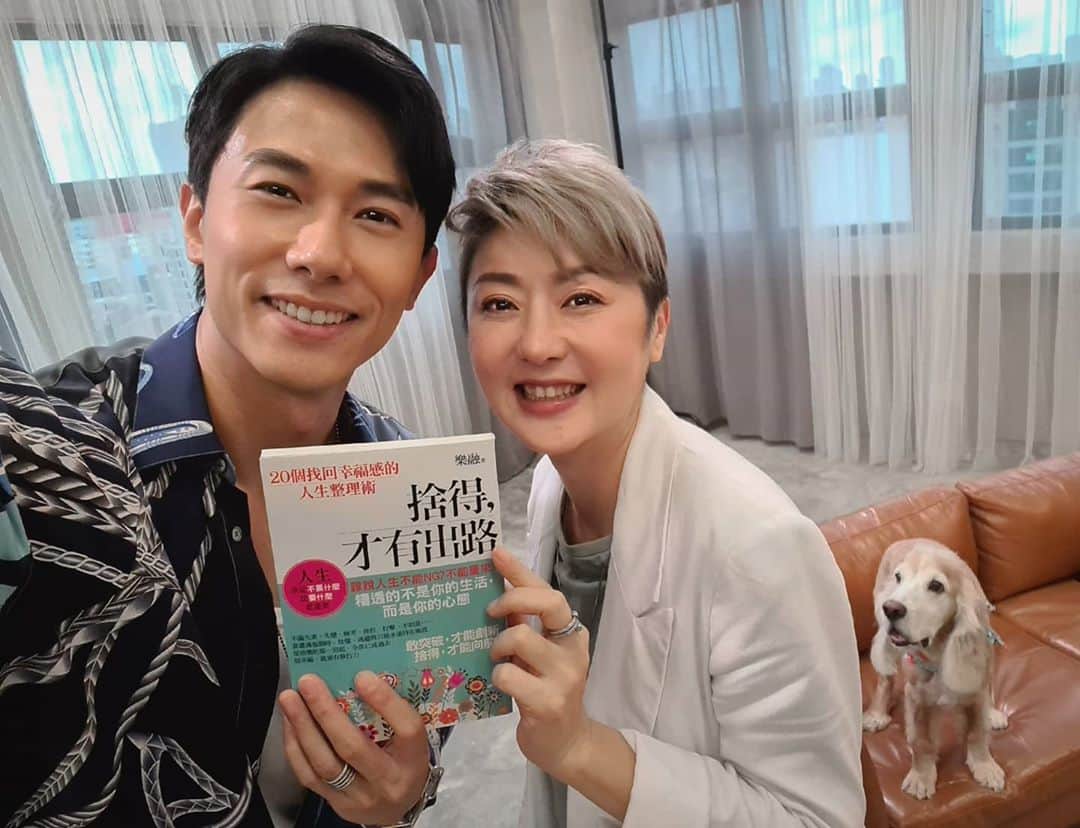 デスモンド・タンのインスタグラム：「《舍得，才有出路》谁说人生不能NG? 不能重来? 一切在于心态。  终于有时间看我和凤姐在《权听你说》的访谈了。真心谢谢凤姐的分享和提点让我更深入了解自己。也希望这个指南针会让我在生活，工作，友情和家庭观上找到更明确的方向。谢谢这份这么有意思的礼物。  也谢谢制作组的用心, 制作了一项让观众更了解我们的节目!  Definitely one of my favourite interviews that got me to delve deep into my heart to share my views and feelings about my life on camera. @quanyifong is an amazing host to make me feel so comfortable to share about myself.  We are all humans, we learn, we grow and we hope.   P.S. I'm glad Hoshi baby was there to make me feel at home! 😂  Special Thanks: Outfit: @hermes by @ojnjenine Hair: @ryan_yap at #passionhairsalon」