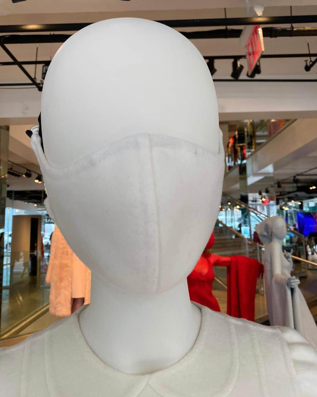 マーク・ジェイコブスさんのインスタグラム写真 - (マーク・ジェイコブスInstagram)「white collar. little white dress. RUNWAY FALL 2020 MARC JACOBS   Mannequins are installed at MARC JACOBS MADISON #doubleface #razorcut #quality #luxury #skill #detail  #finish #polish #masktomatch #thisishowwedoit」10月2日 20時47分 - themarcjacobs