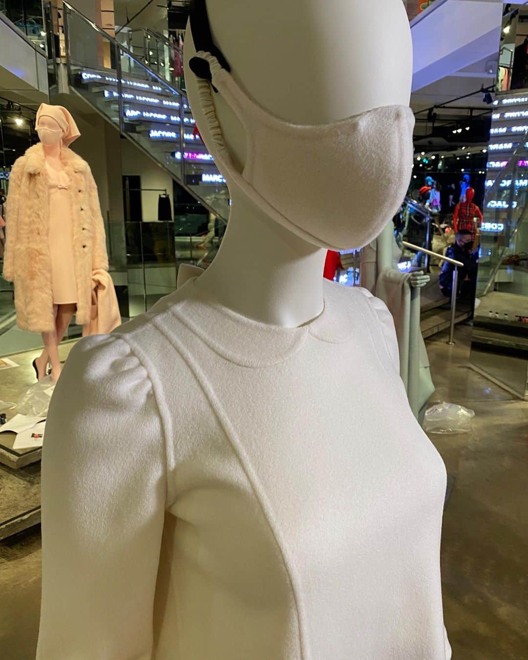 マーク・ジェイコブスさんのインスタグラム写真 - (マーク・ジェイコブスInstagram)「white collar. little white dress. RUNWAY FALL 2020 MARC JACOBS   Mannequins are installed at MARC JACOBS MADISON #doubleface #razorcut #quality #luxury #skill #detail  #finish #polish #masktomatch #thisishowwedoit」10月2日 20時47分 - themarcjacobs