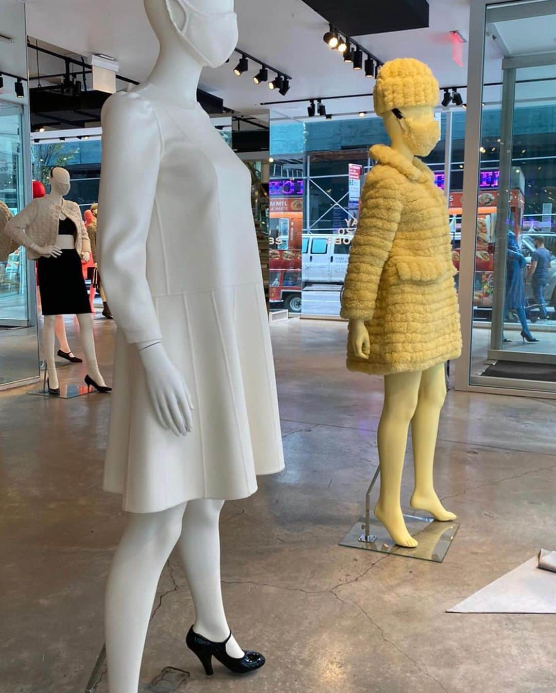 マーク・ジェイコブスさんのインスタグラム写真 - (マーク・ジェイコブスInstagram)「white collar. little white dress. RUNWAY FALL 2020 MARC JACOBS   Mannequins are installed at MARC JACOBS MADISON #doubleface #razorcut #quality #luxury #skill #detail  #finish #polish #masktomatch #thisishowwedoit」10月2日 20時47分 - themarcjacobs