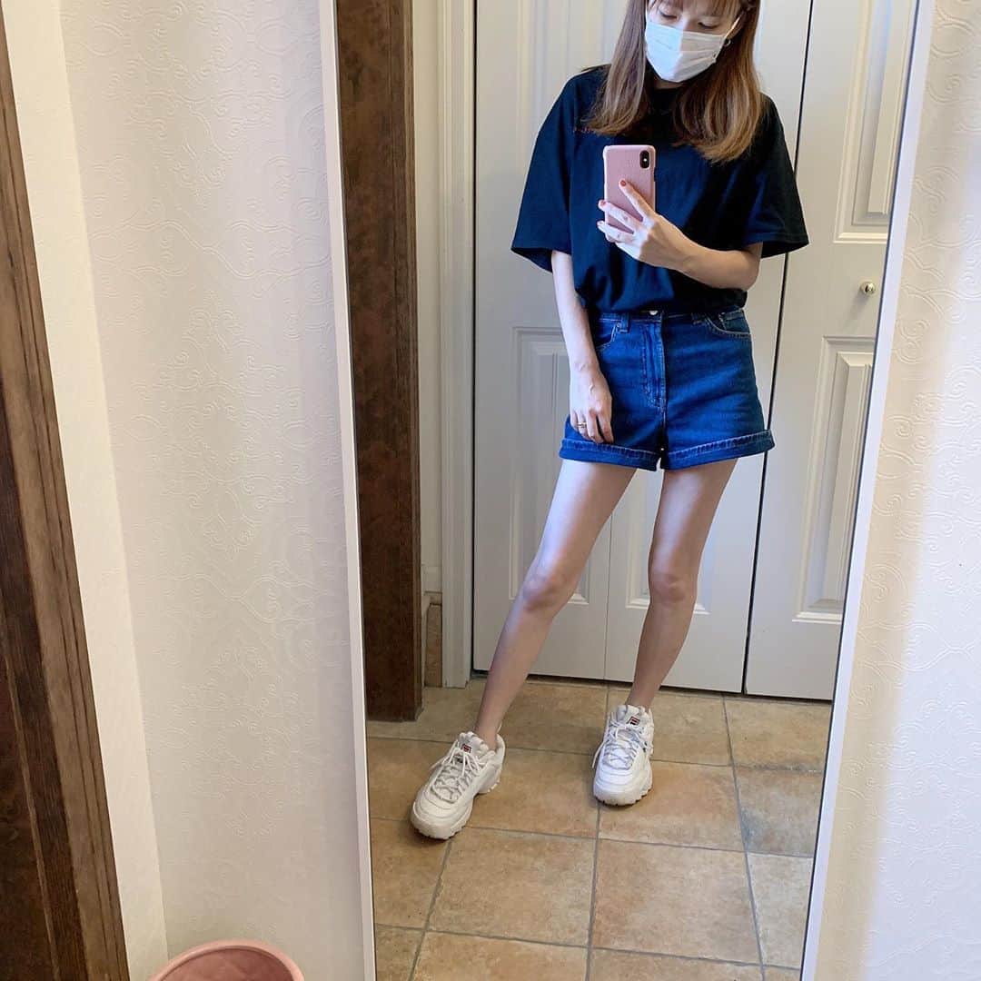 町田亜里香のインスタグラム：「. . . 〜today'scode〜 . . 今日は久々に29度 昼間は半袖で過ごせました🍂 暑かったり涼しかったりするから いつ衣替えしたらいいの🥱？ 衣替えめんどくさいなぁ。笑 . . 最近CODE投稿ばっかりでごめん🙏 CODE投稿需要ないかと思ったけど 保存してくれてる方が何人もいて ちょっと嬉しいありかです←🥺🥺 ありがとう❤︎😊 . . 脚も浮腫みやすい時期だけど なんとか着圧でキープできてます🥴 履いてなかったらパンパンだろうな。 . . 1枚目の左側にパンパスグラスを 挿す予定🥴⭐︎⭐︎ メルカリが安かったから メルカリで頼んだ⭐︎ 110cmってどんくらいだろ？笑 また届いたら載せますね📸 明日から土日ですね😊 皆さん良い週末をお過ごしください🍀ˎˊ˗ . . #コーデ #code #juemi #codenate  #ショーパン #fila #filashoes  #スニーカーコーデ #スニーカー  #ママコーデ #ママ #mama  #カジュアルコーデ #パンパスグラス」