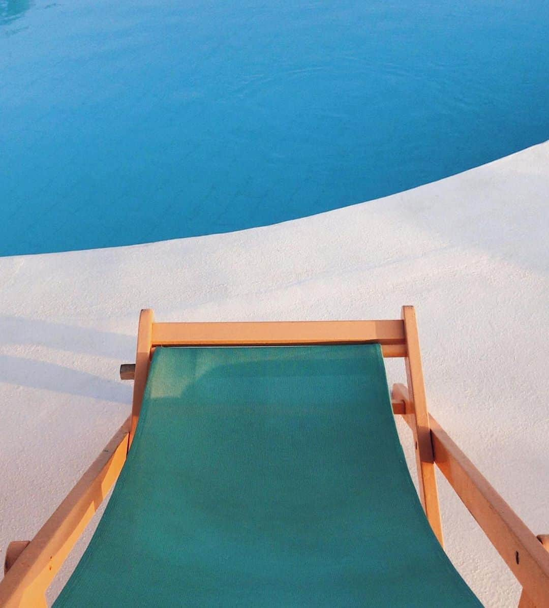 Fujifilm UKさんのインスタグラム写真 - (Fujifilm UKInstagram)「As summer draws to an end, we look back at this beautiful image captured by @dinasimages.   “As I walked past this deck chair at the end of a summers day which overlooked the stillness of the water, I instantly envisioned a very calming shot. It truly reflected my tranquil state of mind at the time and I knew that I could bring it to life with my FUJIFILM X-E3. I admired the outcome. It was through the balanced framing of the shot and the gorgeous blue and white colours, that I could see this sense of peace and stillness.”   X-E3 XF18-55mmF2.8-4 R LM OIS F3.6, ISO 400, 1/80 sec  #RepostMyFujifilm #Fujifilmx_uk」10月2日 20時51分 - fujifilmuk