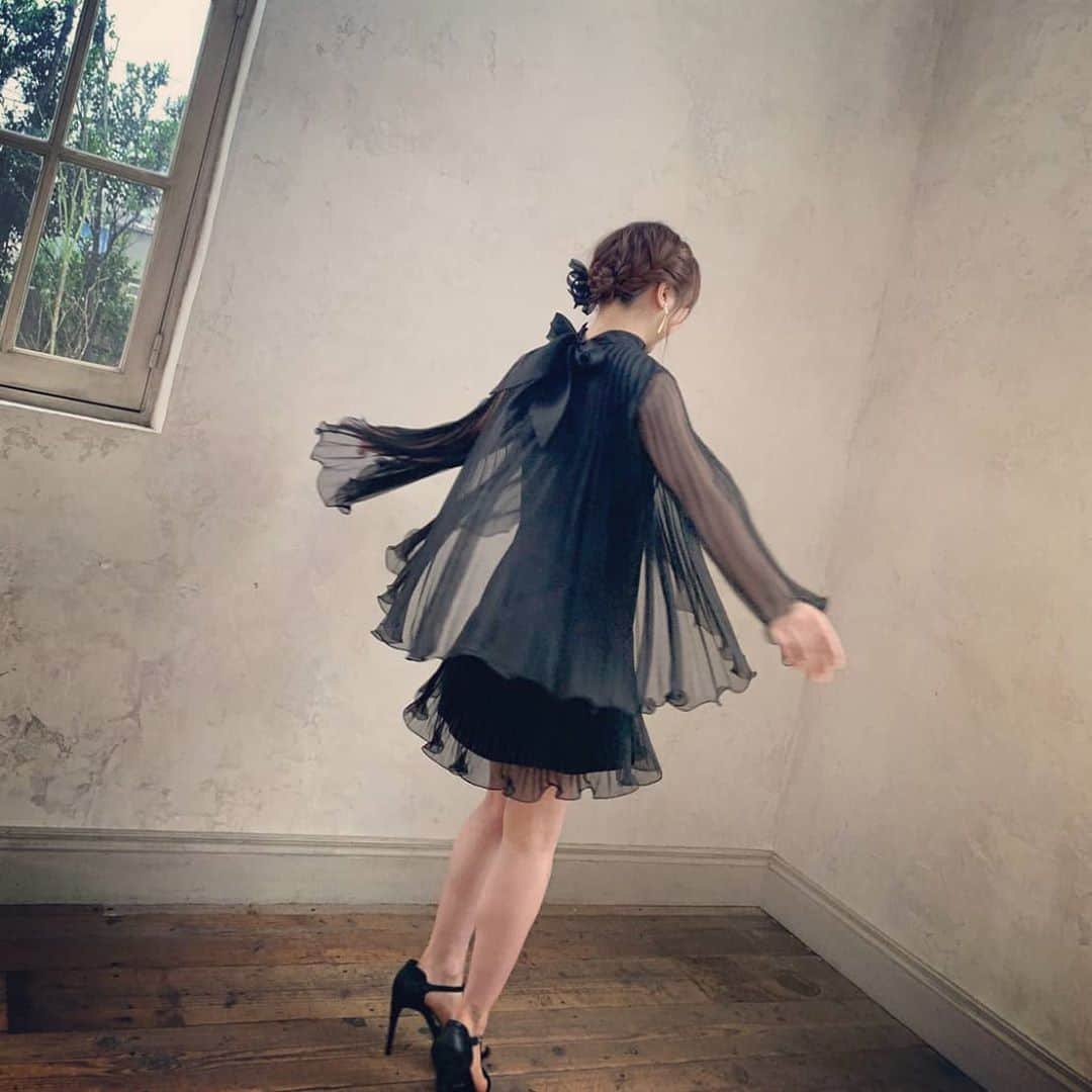 石田亜佑美さんのインスタグラム写真 - (石田亜佑美Instagram)「. . . ひらひら～💃 . . 背中のリボンがかわいいです 髪もまとめて素敵にしてもらいました . 😊 . . #どうでしょうか #アップトゥボーイ 10月23日発売 #セブンネット #楽天ブックス #HMV #タワーレコード #TSUTAYA #予約受付中  #雑誌 #撮影 #グラビア #helloproject #morningmusume20 #モーニング娘20 #石田亜佑美」10月2日 20時54分 - ayumi_ishida.official