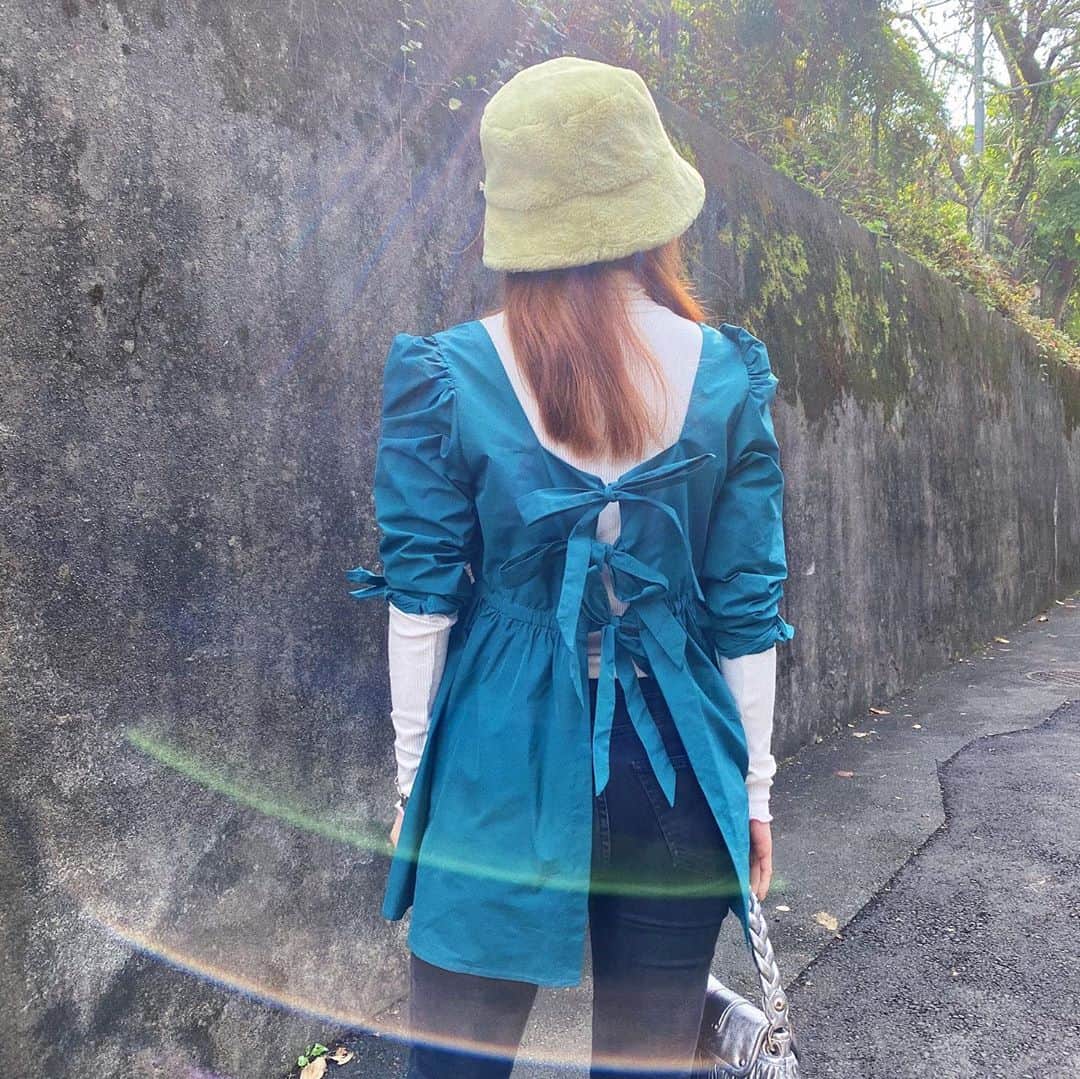 瀬戸あゆみさんのインスタグラム写真 - (瀬戸あゆみInstagram)「🍏🌳🍃  トップスの広がり具合がすき。 袖元のリボンキュッと絞って結んで、ボリューム出してみた。  形状記憶するようなパリッとした生地使ってます。💚  #ayumi_outfit  #dearsisterhood」10月2日 20時54分 - setoayumi