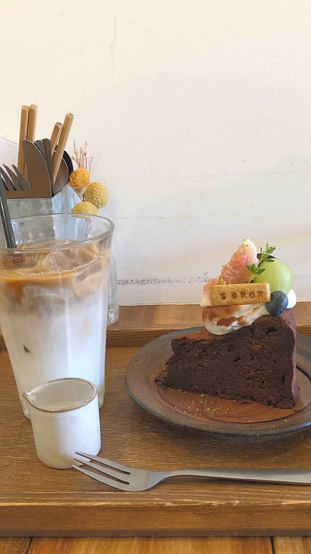 山口柚香のインスタグラム：「美味しいケーキを食べました🧁🤎  歯にチョコついてお歯黒みたいになってるのは見逃して😂」