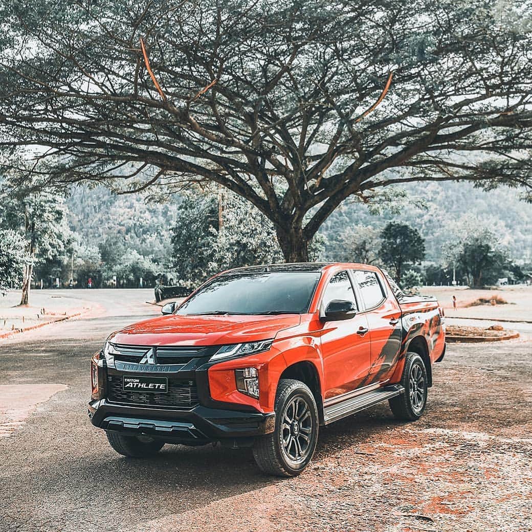 のインスタグラム：「New Mitsubishi Triton Athlete โดดเด่นด้วย กระจังหน้า Advanced Dynamic Shield Design สีดำเงา รับกับชุดไฟหน้า Projector แบบ Bi-LED พร้อมระบบเปิด-ปิดไฟหน้าอัตโนมัติ เหนือชั้น หล่อเท่ เร้าใจในทุกมุมมอง   #MitsubishiMotorsThailand #MitsubishiMotors #NewTritonAthlete #เหนือชั้นสายพันธุ์สปอร์ต」