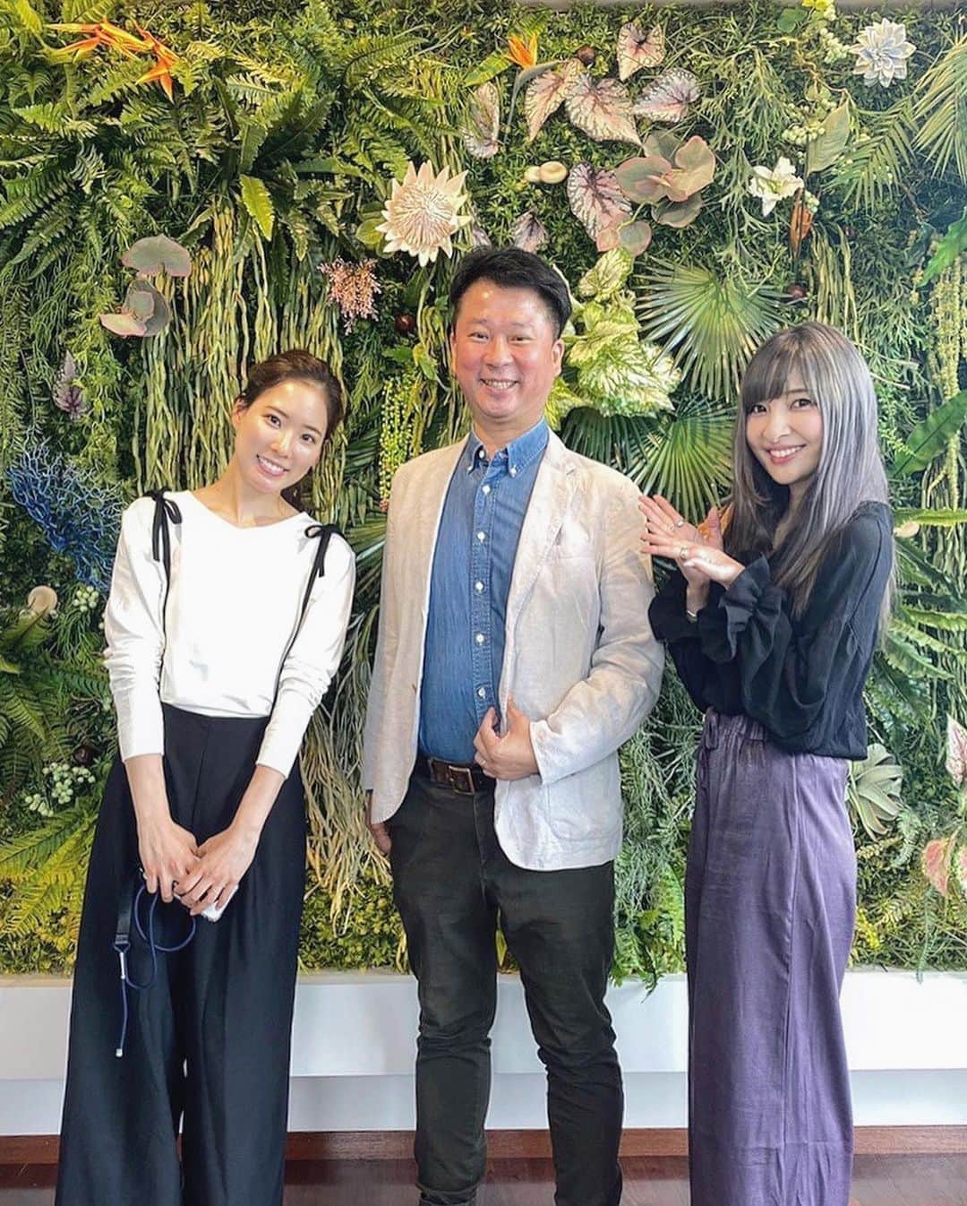 布川桃花さんのインスタグラム写真 - (布川桃花Instagram)「大好きなきのこしゃぶしゃぶ専門店﻿ シャングリラズシークレットの﻿表参道店がオープン💞﻿ ﻿ ここの天然きのこを煮込んだブラックスープを﻿ 飲んでから美味しすぎて虜になりました✨﻿ ビタミンやミネラル、カルシウム、アミノ酸など﻿ 栄養たっぷりで滋養強壮、美肌、健康増進の効果もあって 沢山飲んでもまったくむくまない！！﻿ むしろデトックス効果もあるので﻿ 一度は飲んでみて欲しい魔法のスープ。﻿ ﻿ 表参道店では美と健康をコンセプトに﻿ 薬膳を生かしたランチ&カフェメニューが豊富。﻿ ﻿ その中でも選べるサラダとブラックスープを使った 麺のランチセットがおすすめ！﻿ 麺は春雨、フォー、こんにゃく麺から選べて﻿ どれもヘルシー💗﻿ セットのサラダもかなりのボリュームだけど﻿栄養も摂れるし 罪悪感なくお腹いっぱい食べれるのが嬉しい🥺﻿ ﻿ デザートには薬膳豆花をぜひ食べて欲しいです！﻿ 中国茶、ビネガードリンクなど見た目も可愛い ドリンクメニューもたくさんあるので ティータイムに行くのも良いかも🥰﻿ ﻿ ブラックスープでキノコや野菜などを食べられる﻿ 定番のしゃぶしゃぶコースもあり﻿ こちらはランチだけでなくディナーでもおすすめ✨﻿ 1人1鍋スタイルなのでそちらも安心。﻿ ﻿ 店内もおしゃれで細かなところまでこだわっていて﻿ テラス席も開放感があって﻿気持ち良さそうだった〜！﻿ ﻿ ダイエット中やヘルシー思考の方も﻿ ぜひ行ってみて欲しいです❤️﻿  きのこが隠れているエントランスで のんちゃんとお世話になっているオーナーの菊池さんと📸  🗣 Shangri₋La‘s secret 表参道店 東京都渋谷区神宮前5丁目46-7 GEMS AOYAMA CROSS 3F ﻿ #momoka_gourmet  #shangrilassecret #シャングリラズシークレット」10月2日 21時06分 - momoka_fukawa